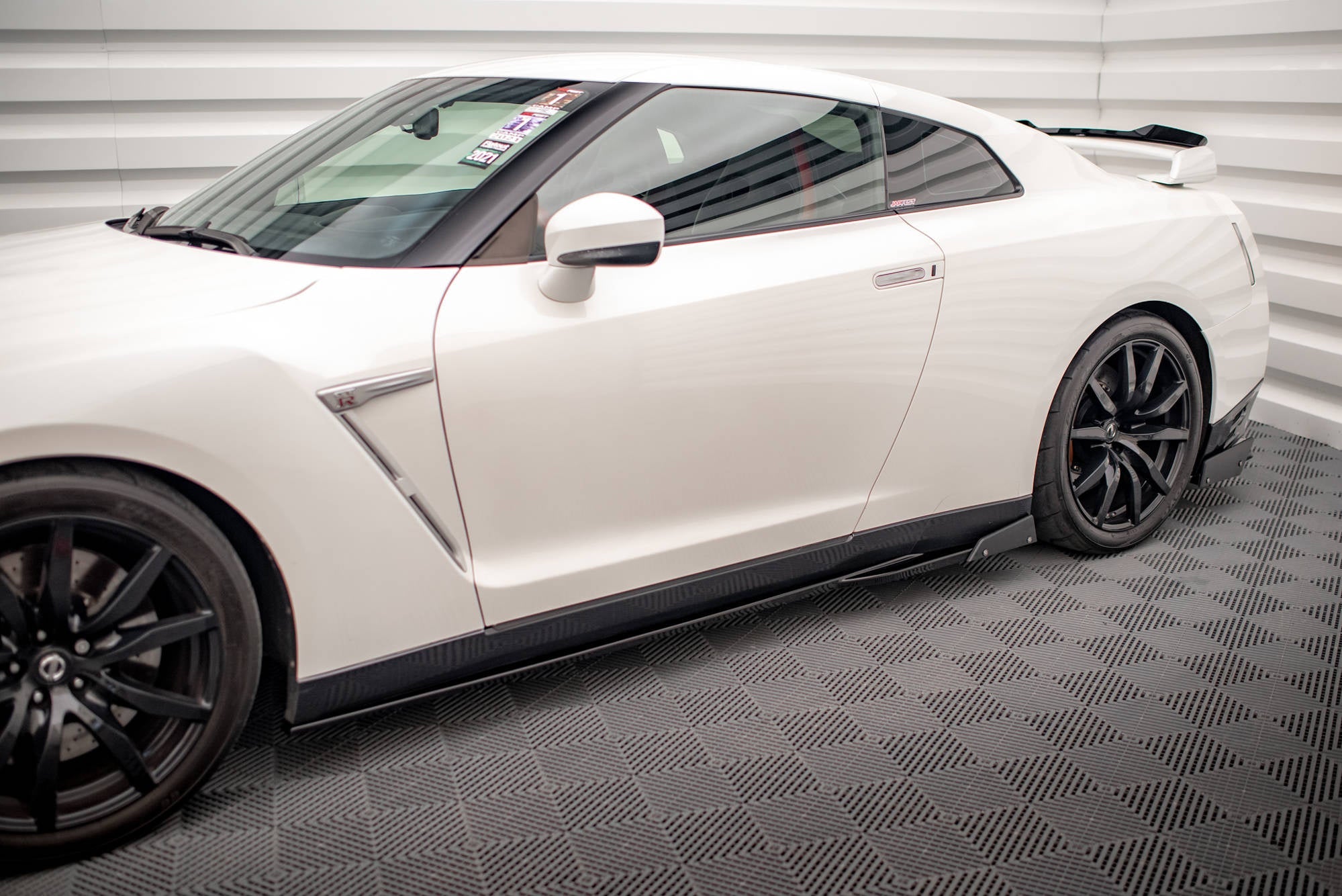 Maxton Design Difusores de taloneras laterales + Flaps para Nissan GTR R35 Facelift - imagen 1