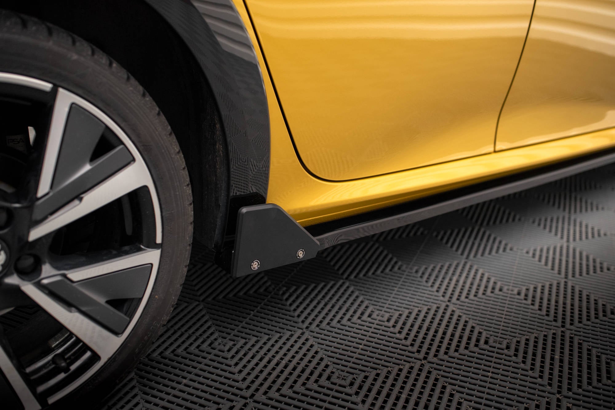 Maxton Design Difusores de taloneras laterales + Flaps para Peugeot 208 GT Mk2 - imagen 2