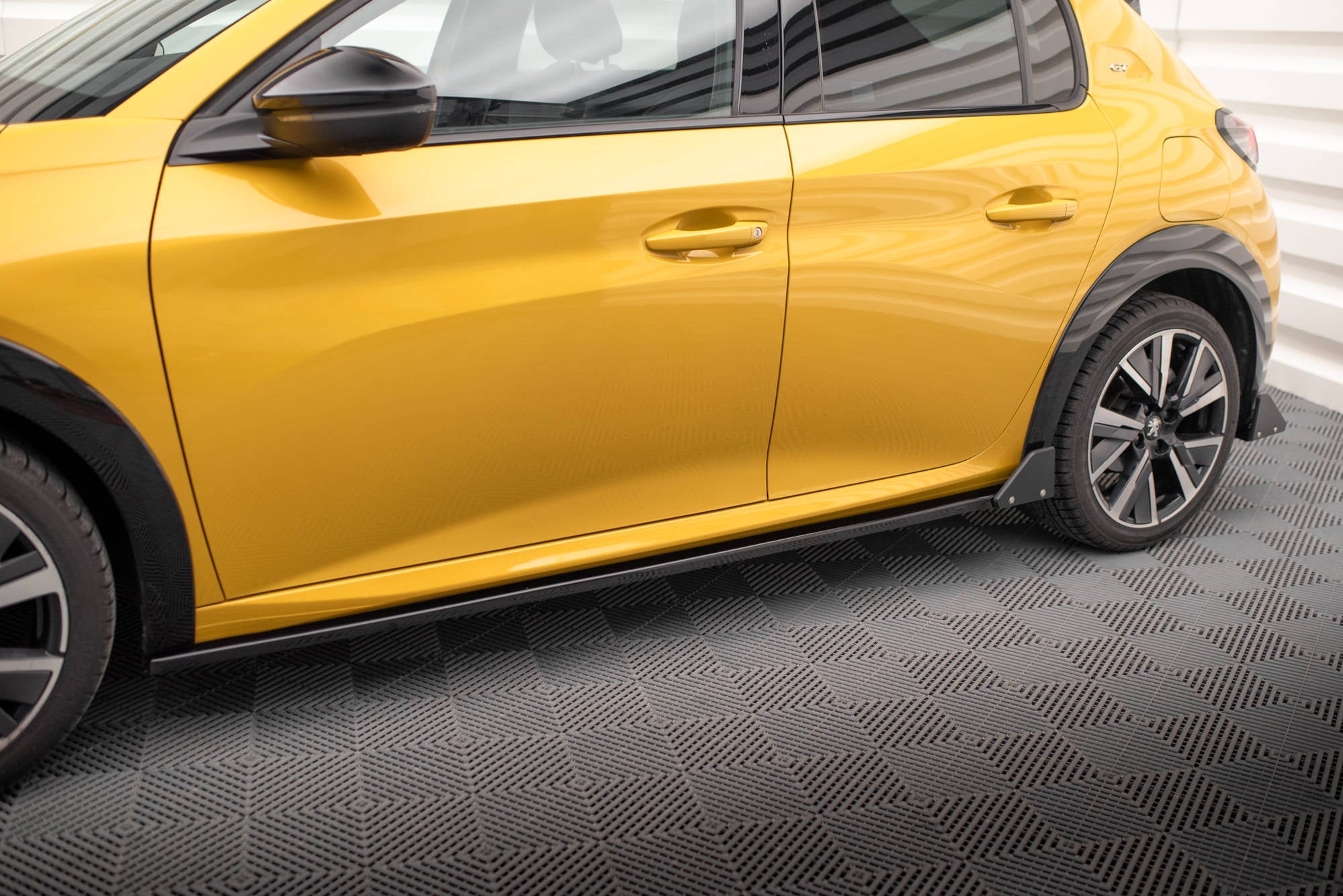 Maxton Design Difusores de taloneras laterales + Flaps para Peugeot 208 GT Mk2 - imagen 1
