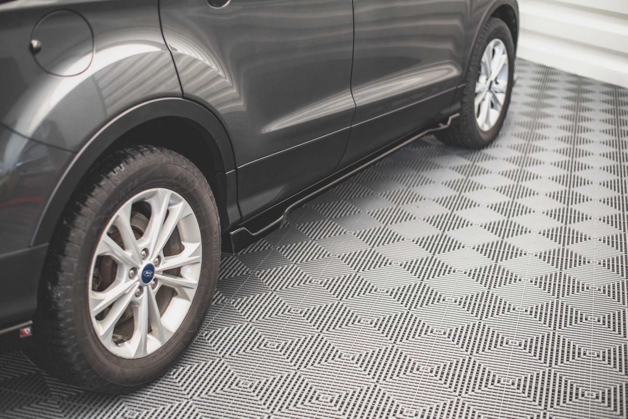 Maxton Design Difusores de taloneras laterales para Ford Escape Mk3 - imagen 1