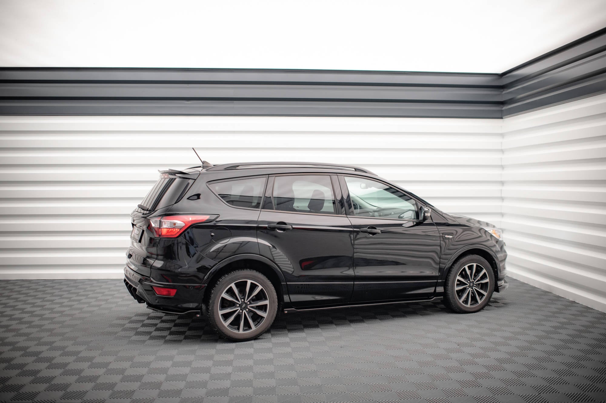 Maxton Design Difusores de taloneras laterales para Ford Escape ST-Line Mk3 - imagen 2