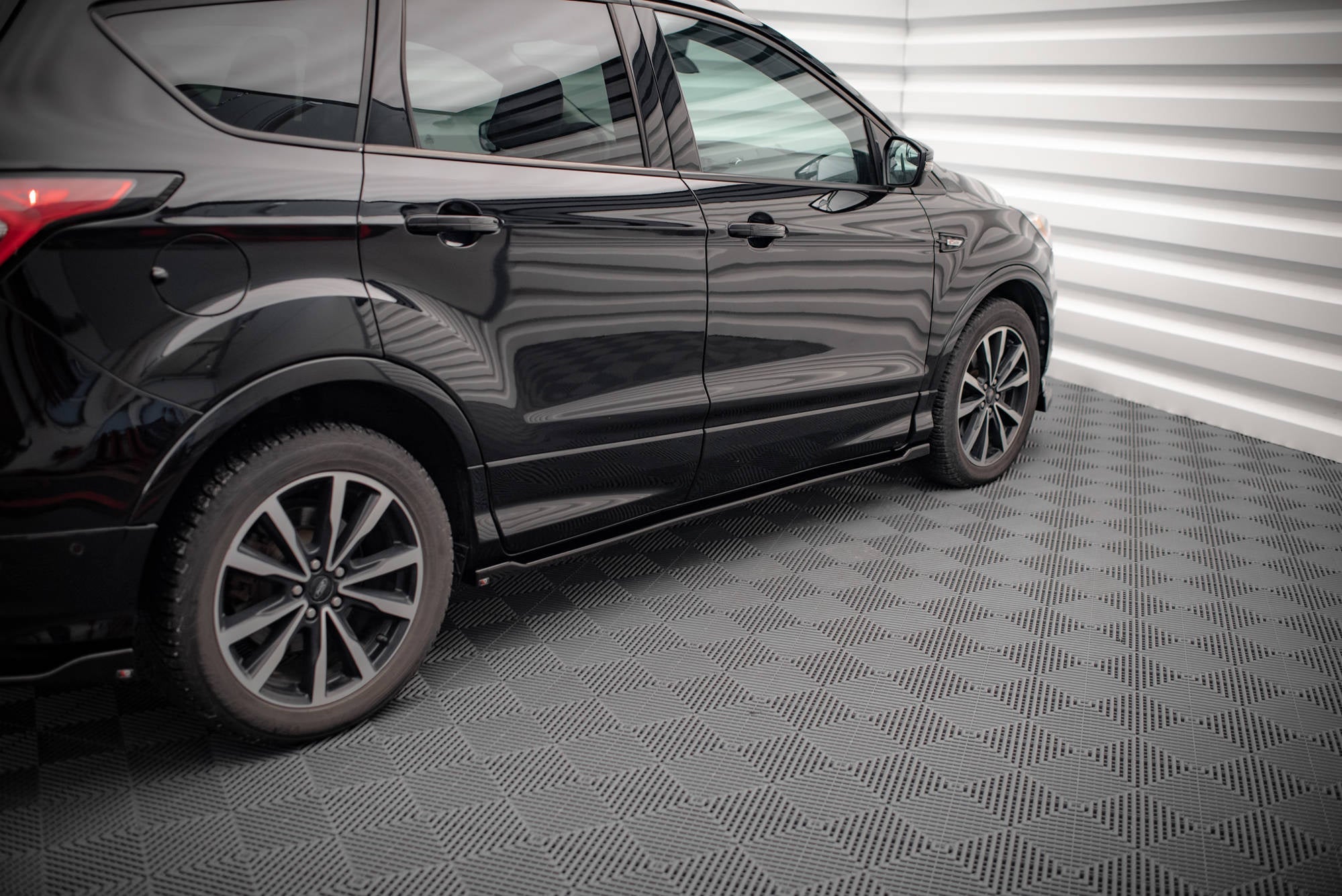 Maxton Design Difusores de taloneras laterales para Ford Escape ST-Line Mk3 - imagen 3