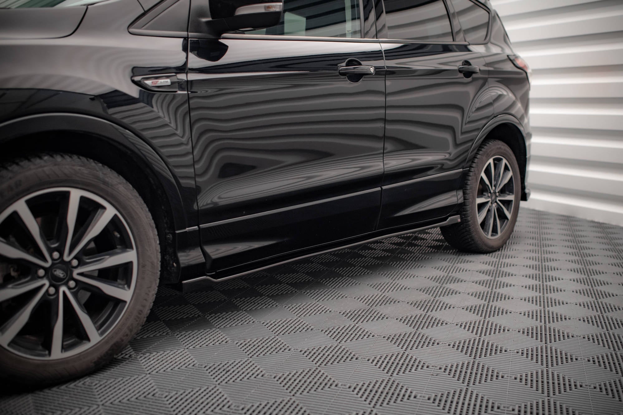 Maxton Design Difusores de taloneras laterales para Ford Escape ST-Line Mk3 - imagen 1