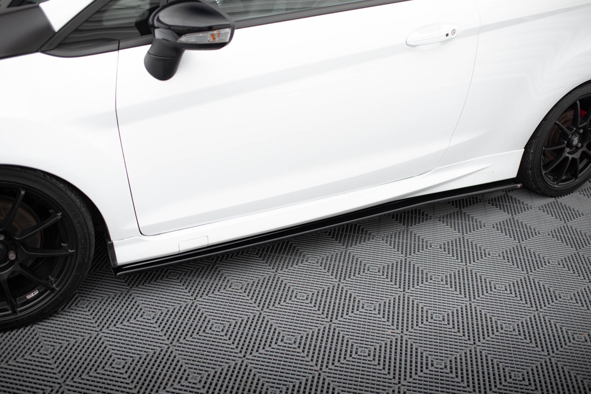 Maxton Design Difusores de taloneras laterales para Ford Fiesta ST / ST-Line Mk7 / Mk7 Facelift - imagen 1