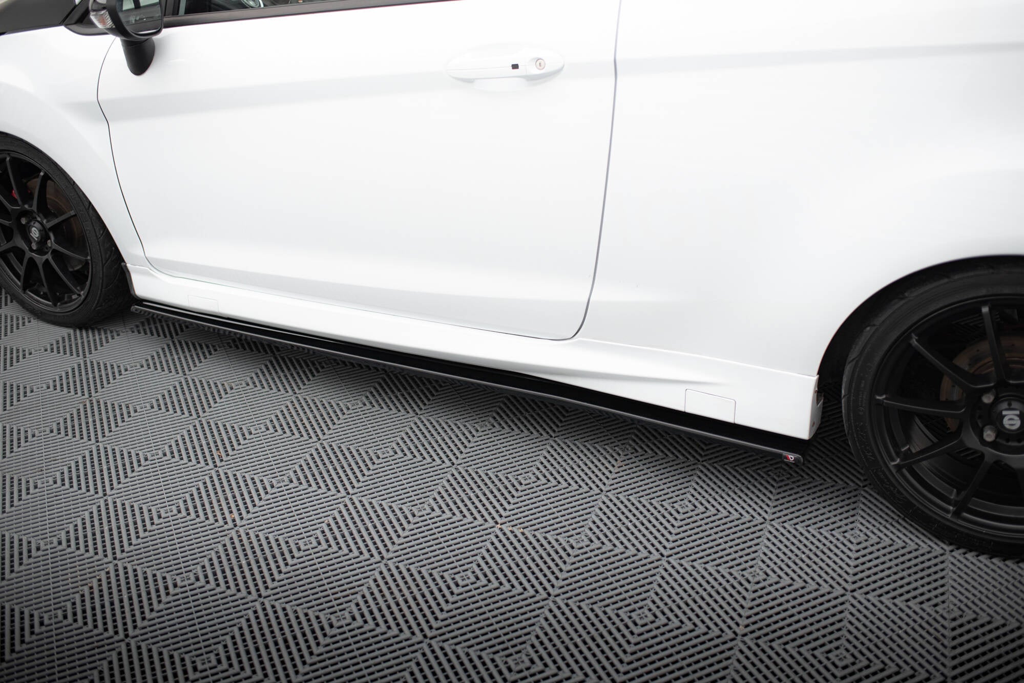 Maxton Design Difusores de taloneras laterales para Ford Fiesta ST / ST-Line Mk7 / Mk7 Facelift - imagen 3
