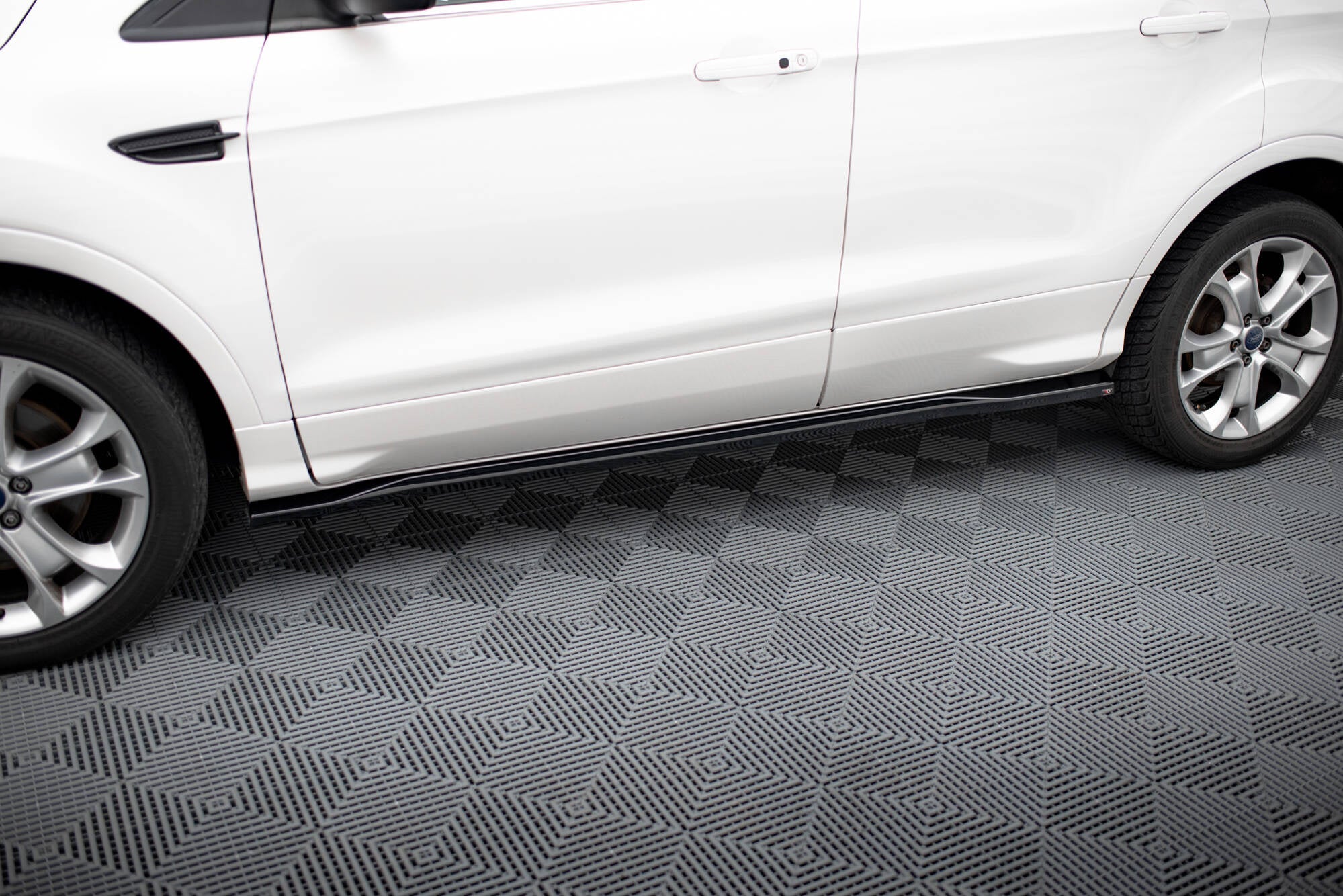 Maxton Design Difusores de taloneras laterales para Ford Kuga ST-Line Mk2 - imagen 1