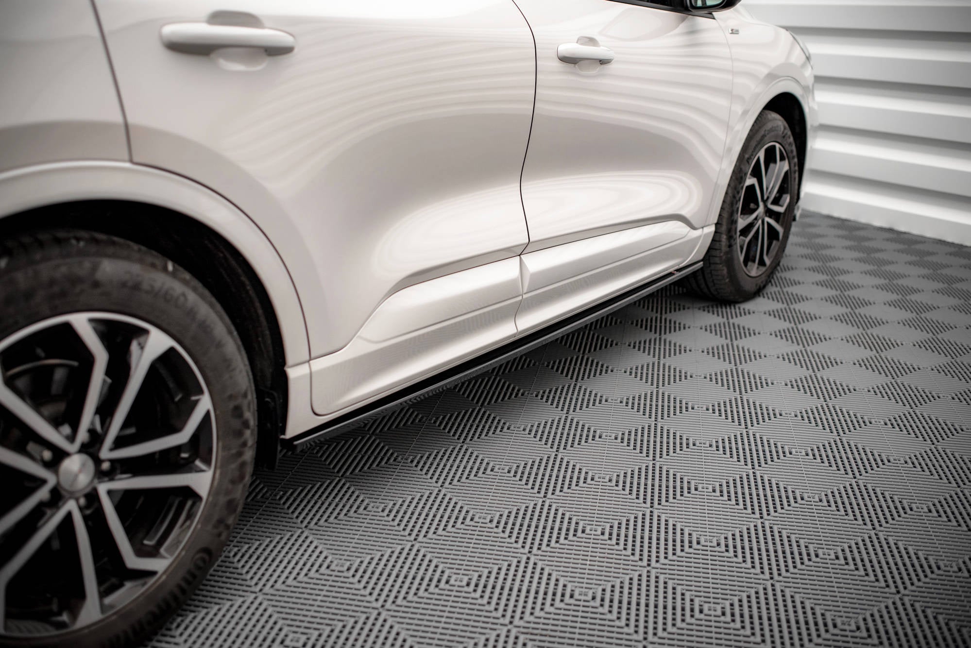 Maxton Design Difusores de taloneras laterales para Ford Kuga ST-Line Mk3 - imagen 2