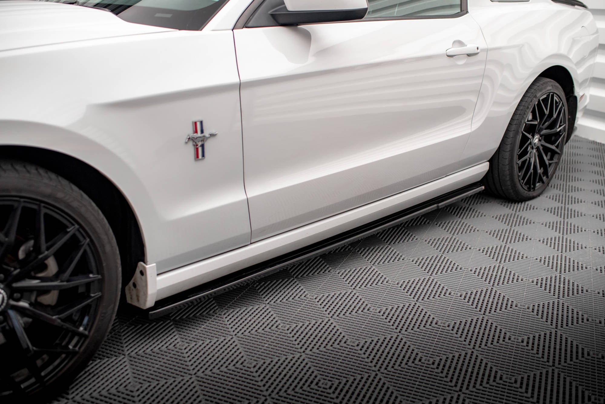 Maxton Design Difusores de taloneras laterales para Ford Mustang Mk5 Facelift - imagen 1