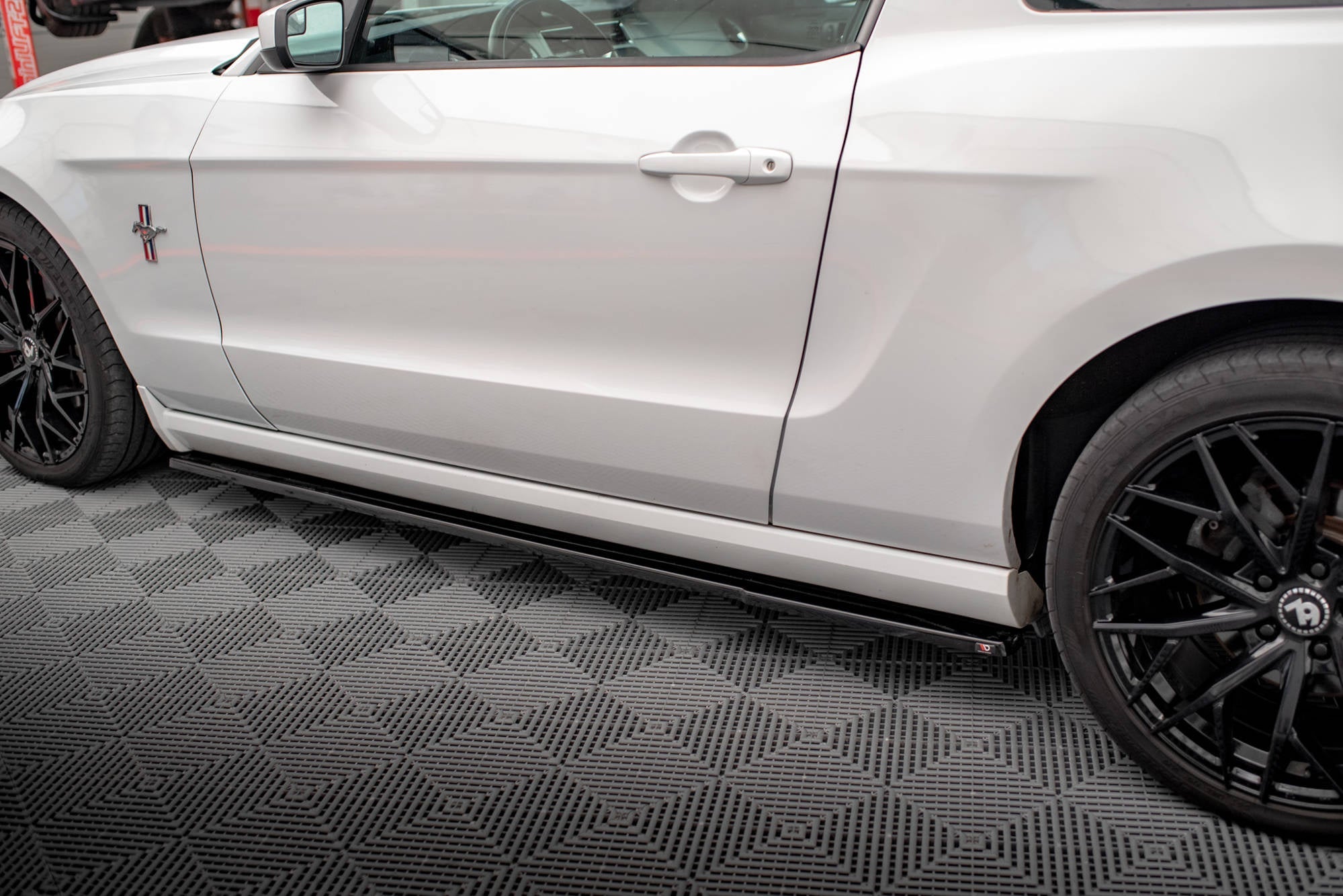 Maxton Design Difusores de taloneras laterales para Ford Mustang Mk5 Facelift - imagen 3