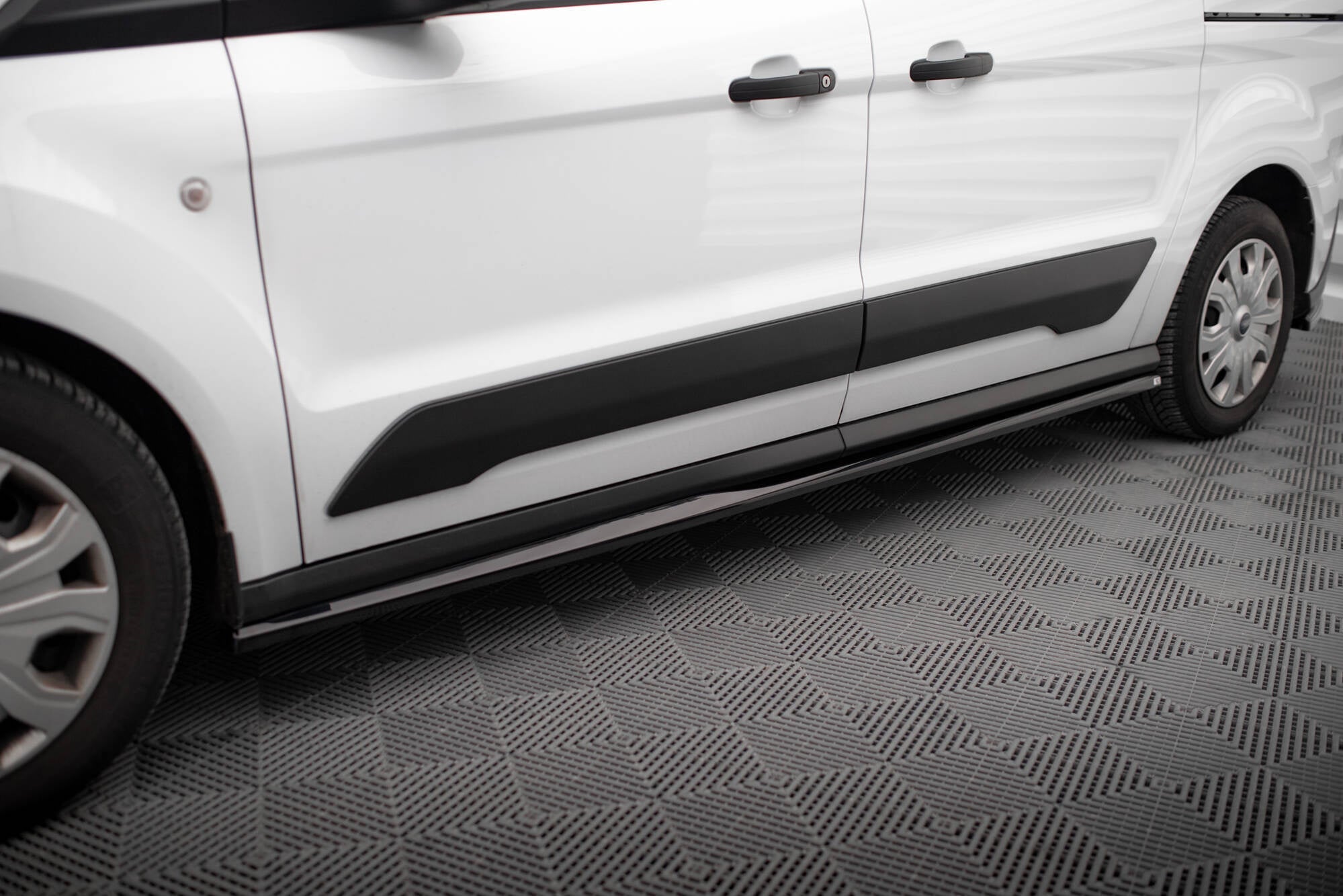 Maxton Design Difusores de taloneras laterales para Ford Transit Connect L2 Mk2 Facelift - imagen 1