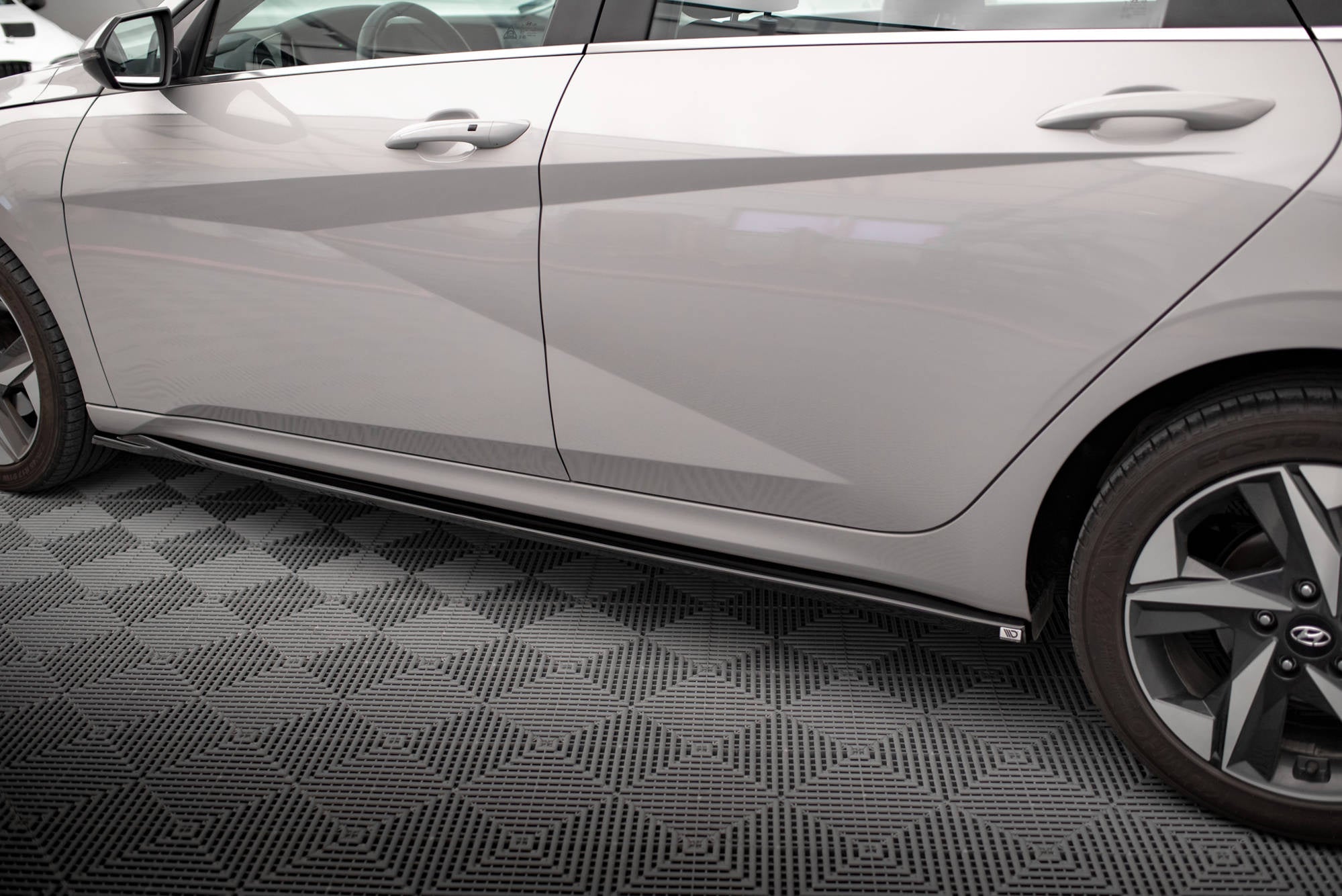 Maxton Design Difusores de taloneras laterales para Hyundai Elantra Mk7 - imagen 3