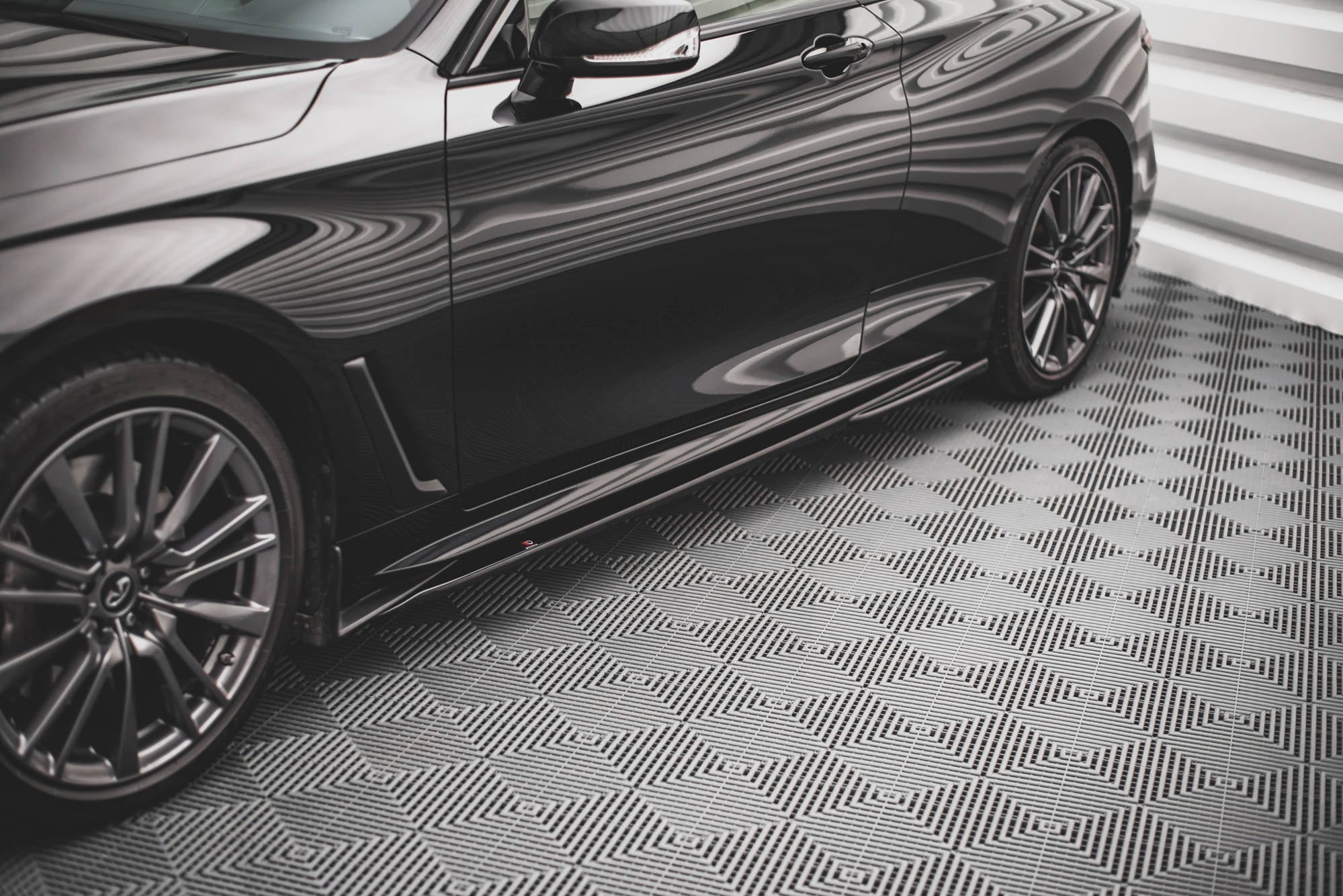 Maxton Design Difusores de taloneras laterales para Infiniti Q60 S Mk2 - imagen 1