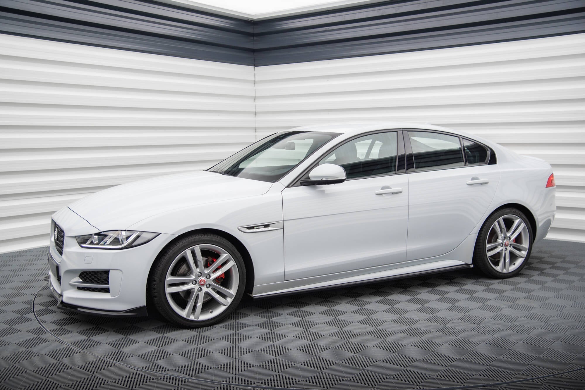 Maxton Design Difusores de taloneras laterales para Jaguar XE R-Sport X760 - imagen 2