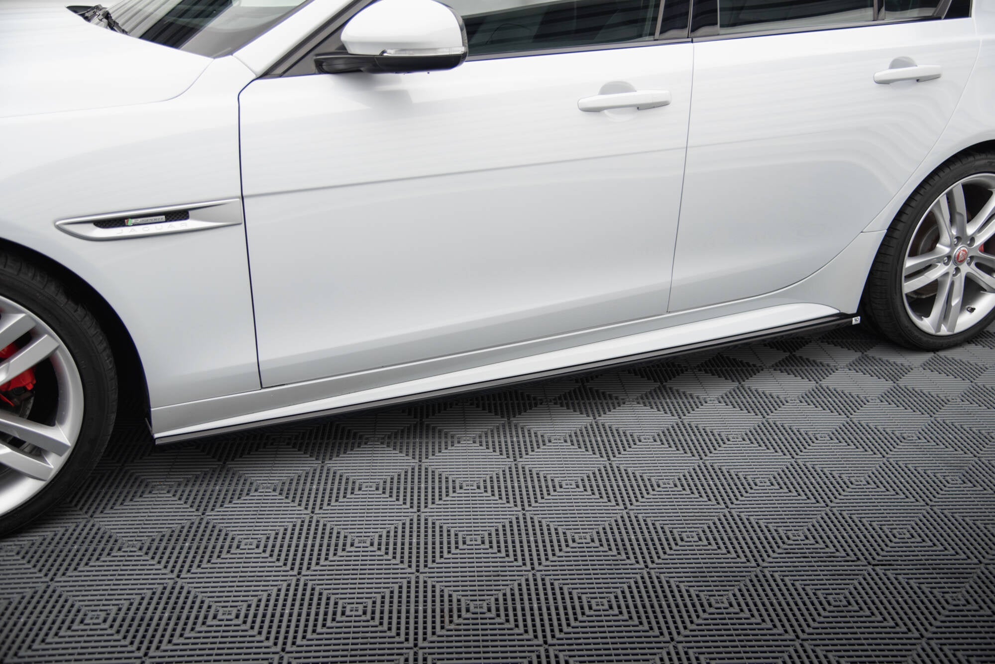 Maxton Design Difusores de taloneras laterales para Jaguar XE R-Sport X760 - imagen 1