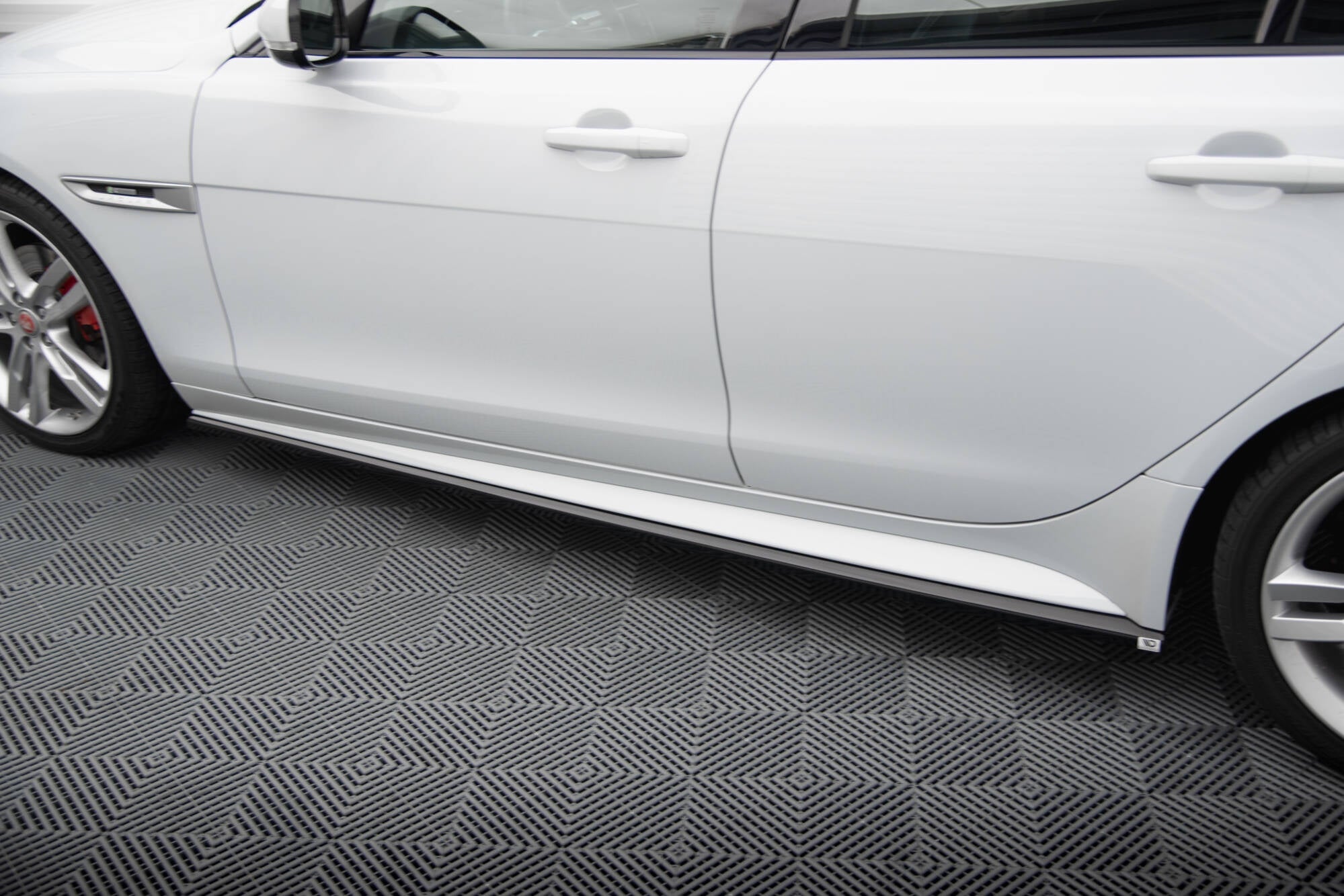 Maxton Design Difusores de taloneras laterales para Jaguar XE R-Sport X760 - imagen 3