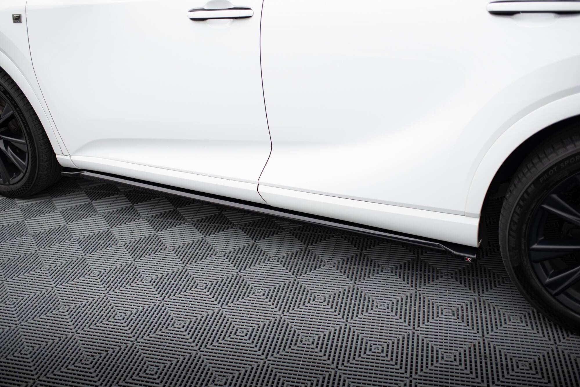 Maxton Design Difusores de taloneras laterales para Lexus RX F-Sport Mk5 - imagen 3