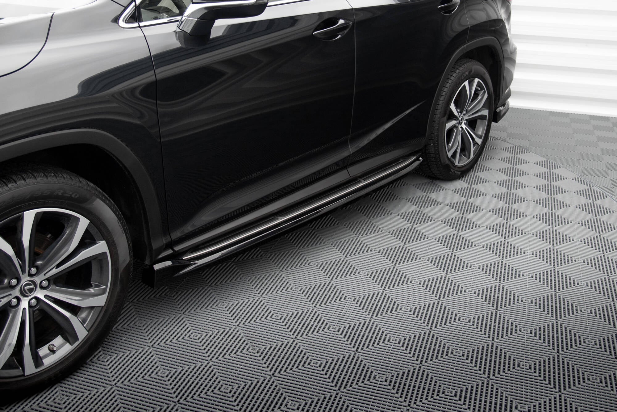 Maxton Design Difusores de taloneras laterales para Lexus RX Mk4 Facelift (version with OEM step rails) - imagen 1