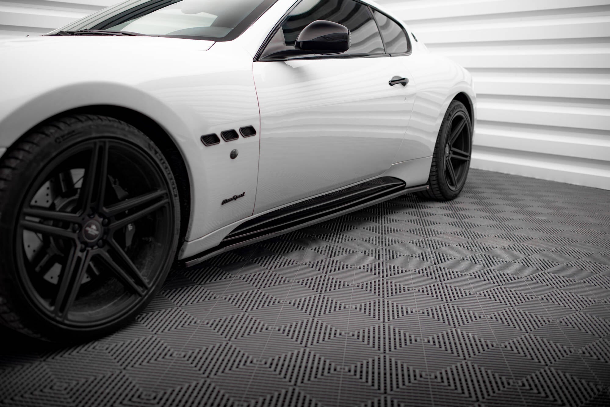 Maxton Design Difusores de taloneras laterales para Maserati Granturismo S Mk1 - imagen 1