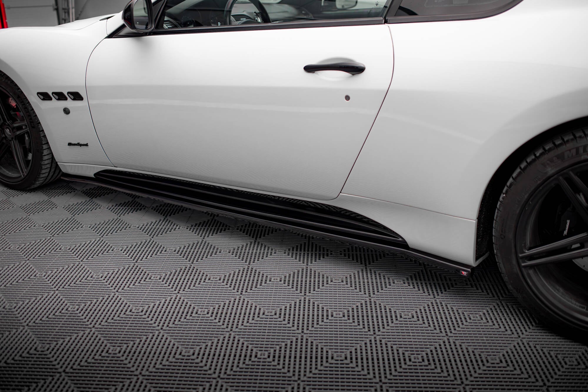Maxton Design Difusores de taloneras laterales para Maserati Granturismo S Mk1 - imagen 2