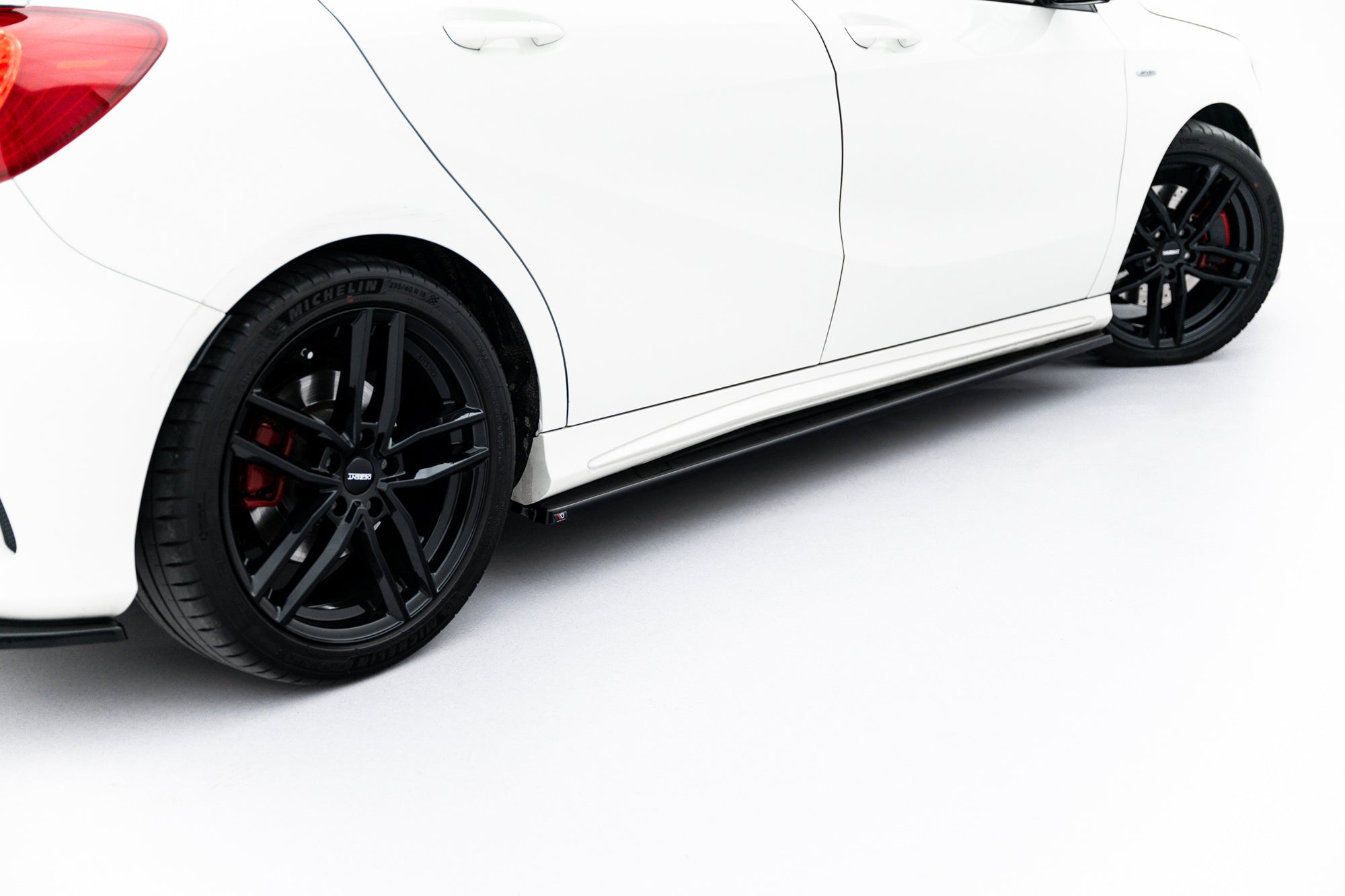 Maxton Design Difusores de taloneras laterales para Mercedes-Benz A AMG-Line W176 - imagen 4