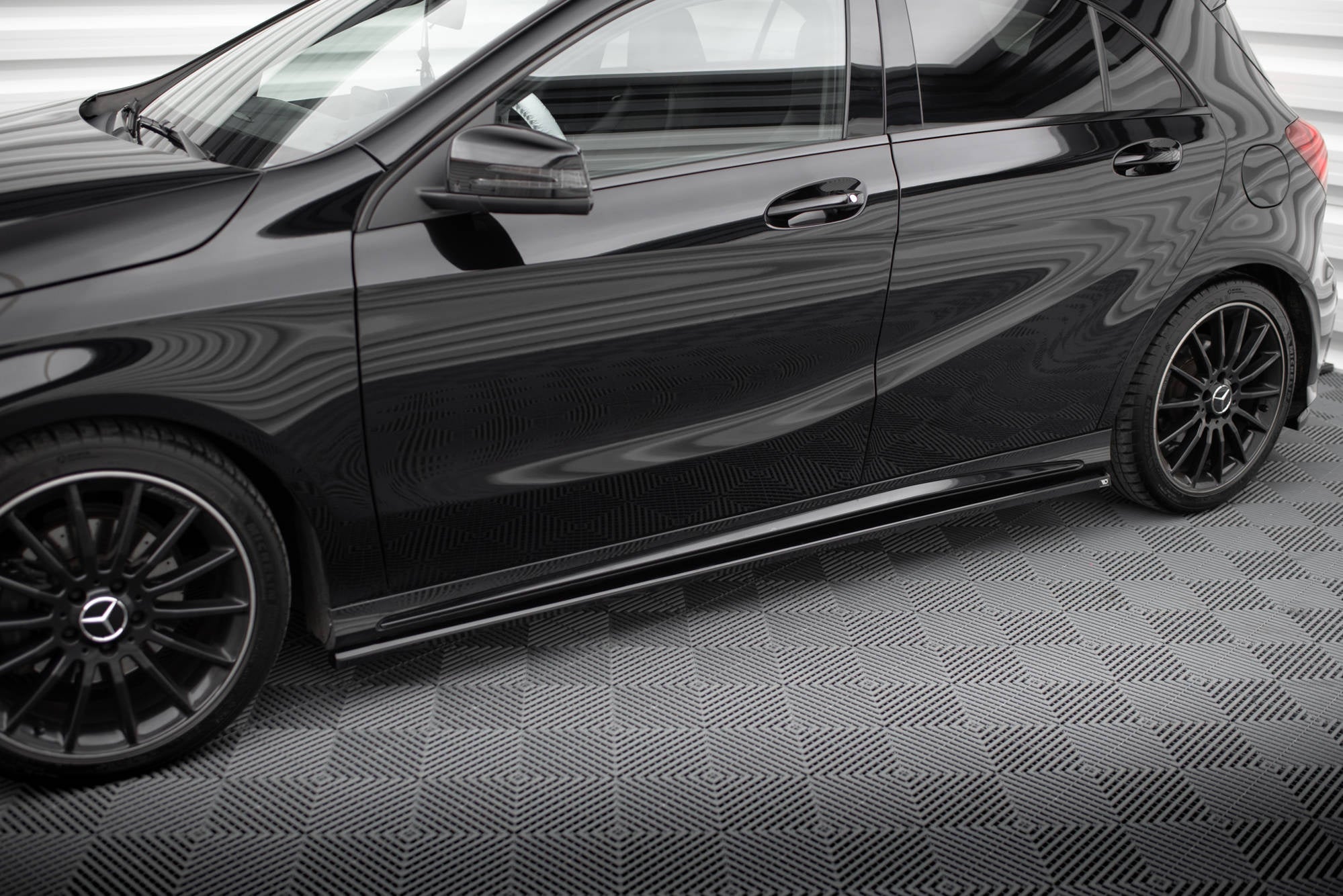 Maxton Design Difusores de taloneras laterales para Mercedes-Benz A AMG-Line W176 Facelif - imagen 1
