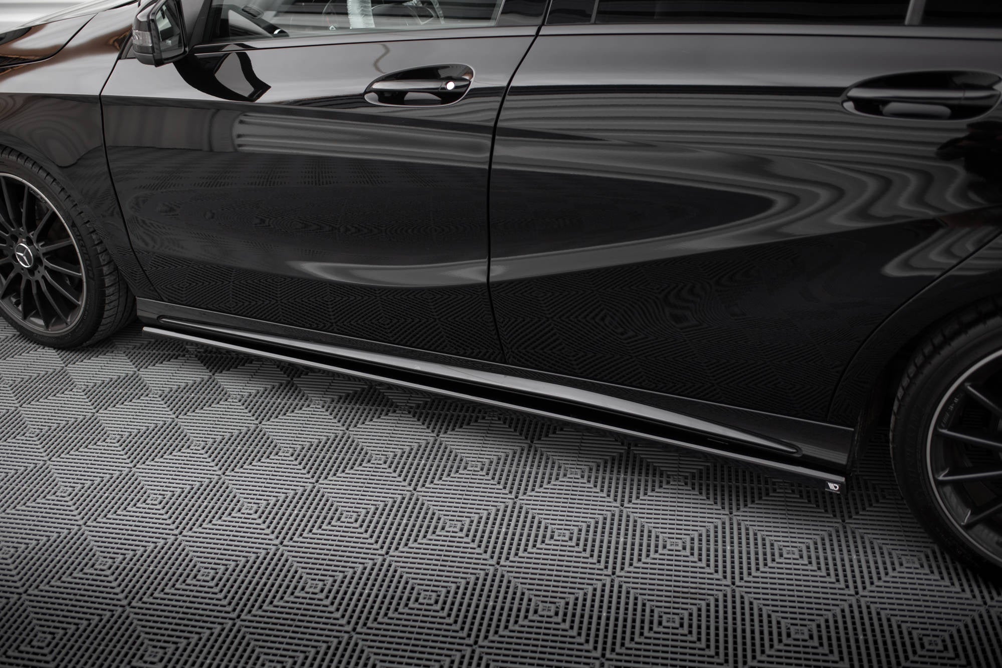 Maxton Design Difusores de taloneras laterales para Mercedes-Benz A AMG-Line W176 Facelif - imagen 3