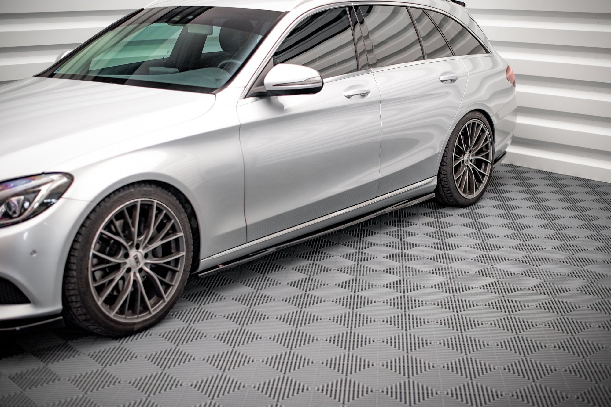 Maxton Design Difusores de taloneras laterales para Mercedes-Benz C W205 - imagen 1