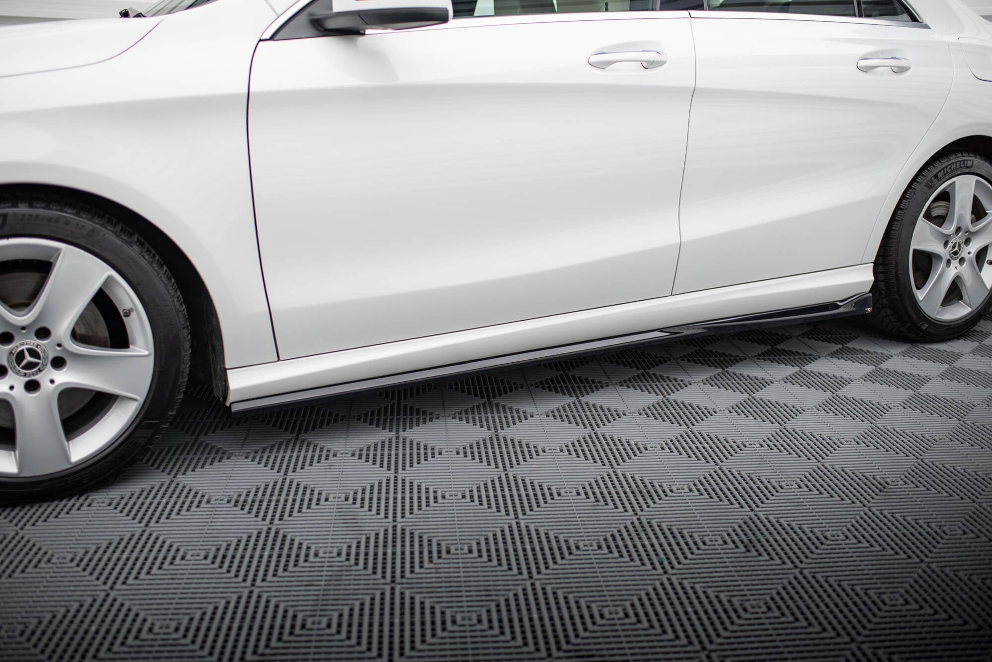 Maxton Design Difusores de taloneras laterales para Mercedes-Benz CLA C117 Facelift - imagen 1