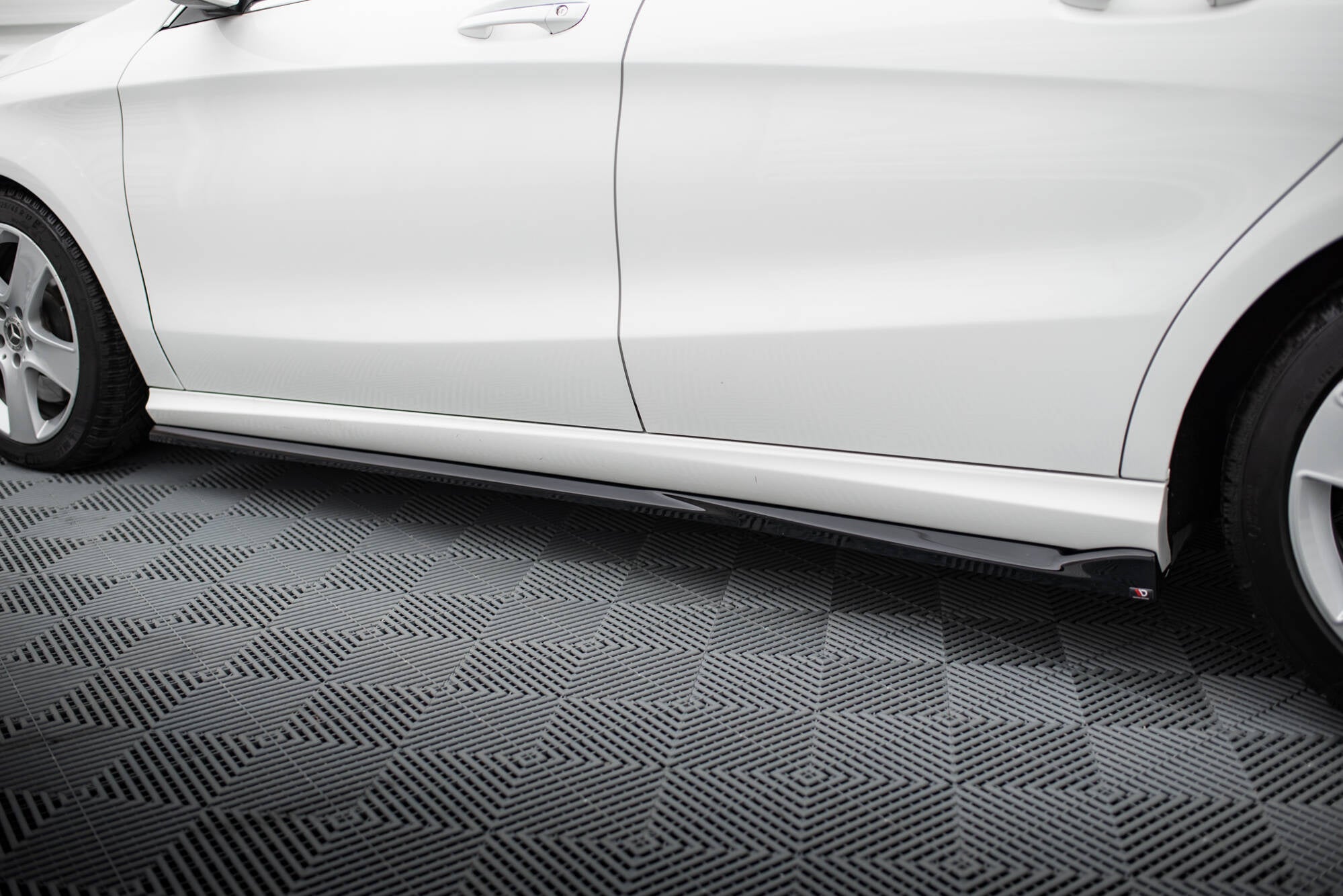 Maxton Design Difusores de taloneras laterales para Mercedes-Benz CLA C117 Facelift - imagen 3