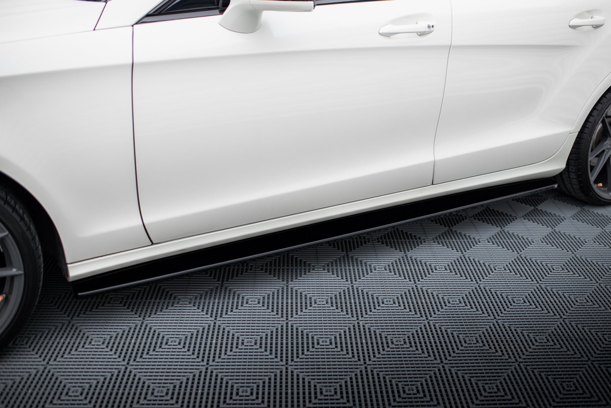 Maxton Design Difusores de taloneras laterales para Mercedes-Benz CLS AMG-Line C218 - imagen 1