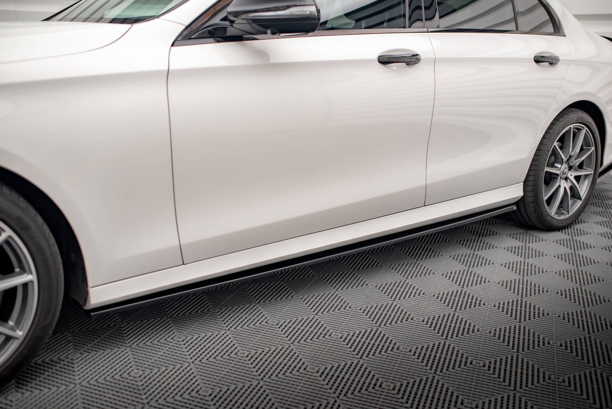 Maxton Design Difusores de taloneras laterales para Mercedes-Benz E AMG-Line W213 Facelift - imagen 1