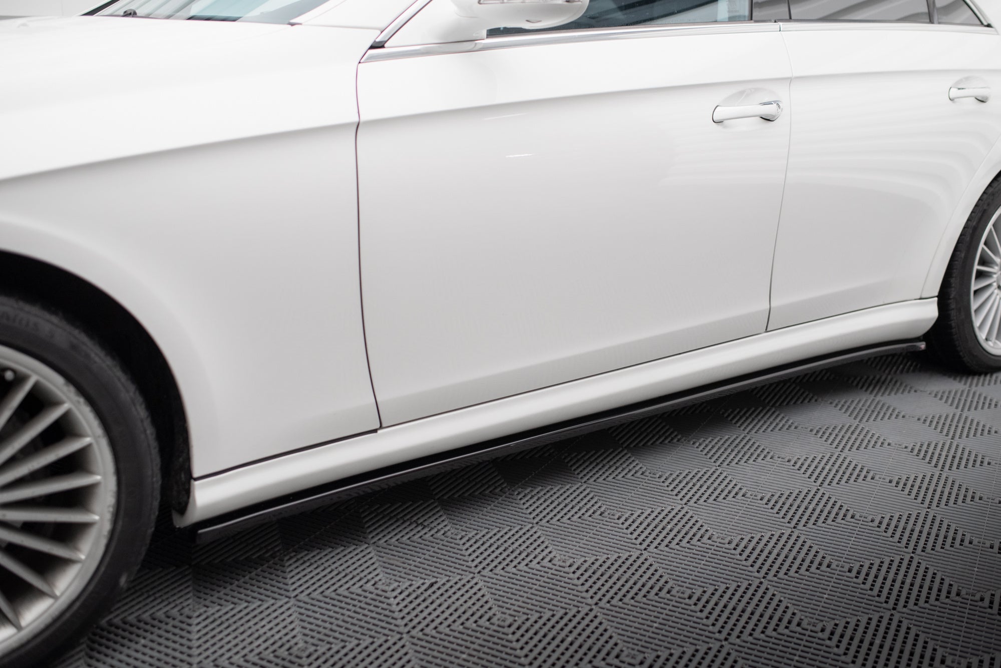 Maxton Design Difusores de taloneras laterales para Mercedes CLS C219 55AMG - imagen 2