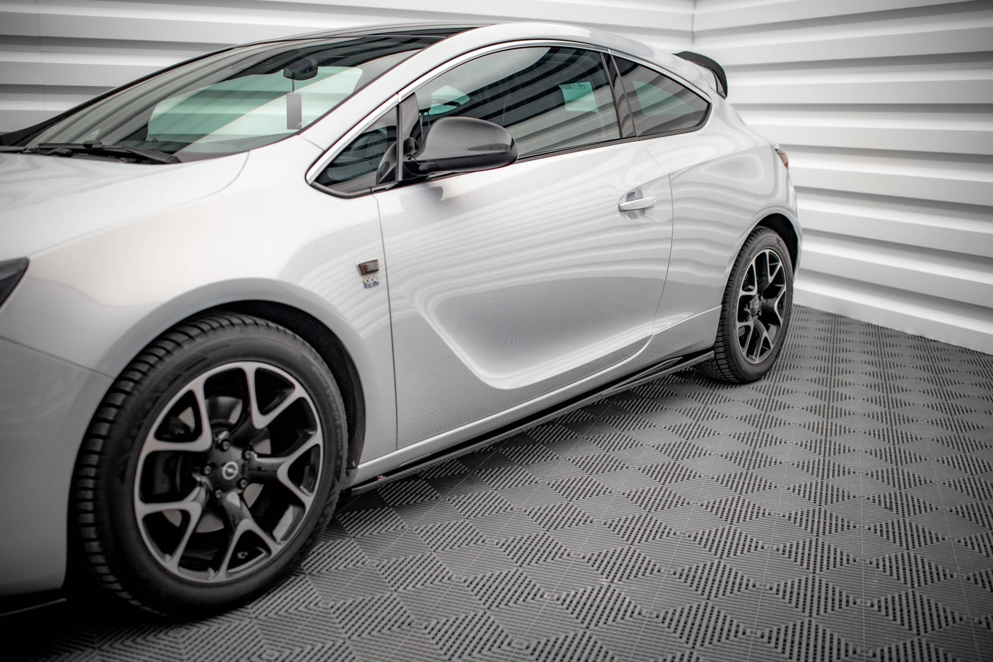 Maxton Design Difusores de taloneras laterales para Opel Astra GTC OPC-Line J - imagen 2