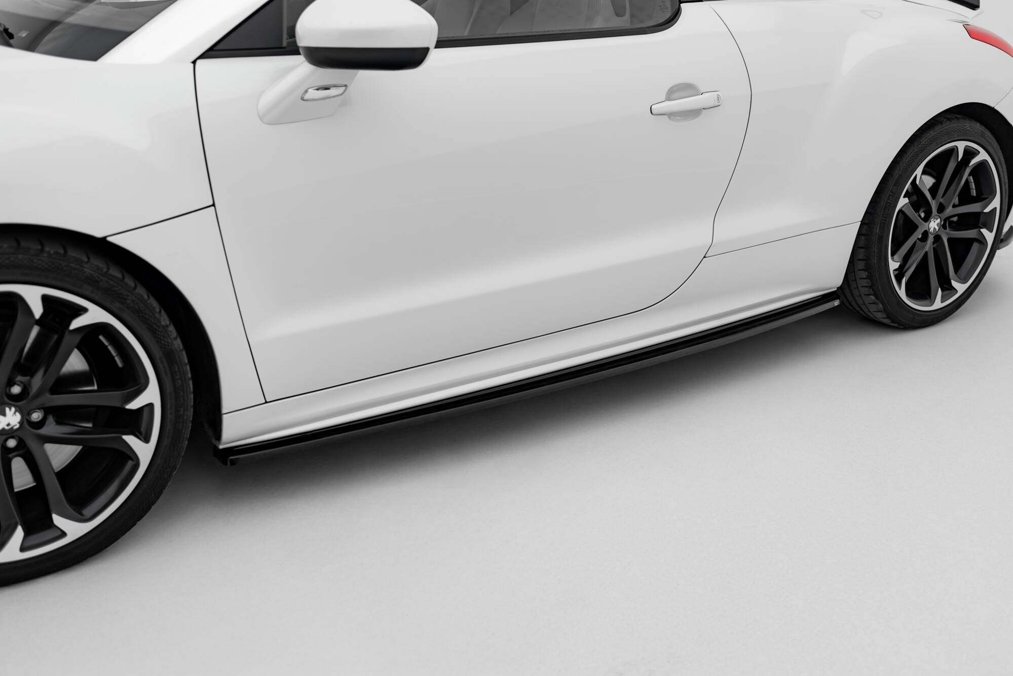 Maxton Design Difusores de taloneras laterales para Peugeot RCZ Mk1 / Mk1 Facelift - imagen 1