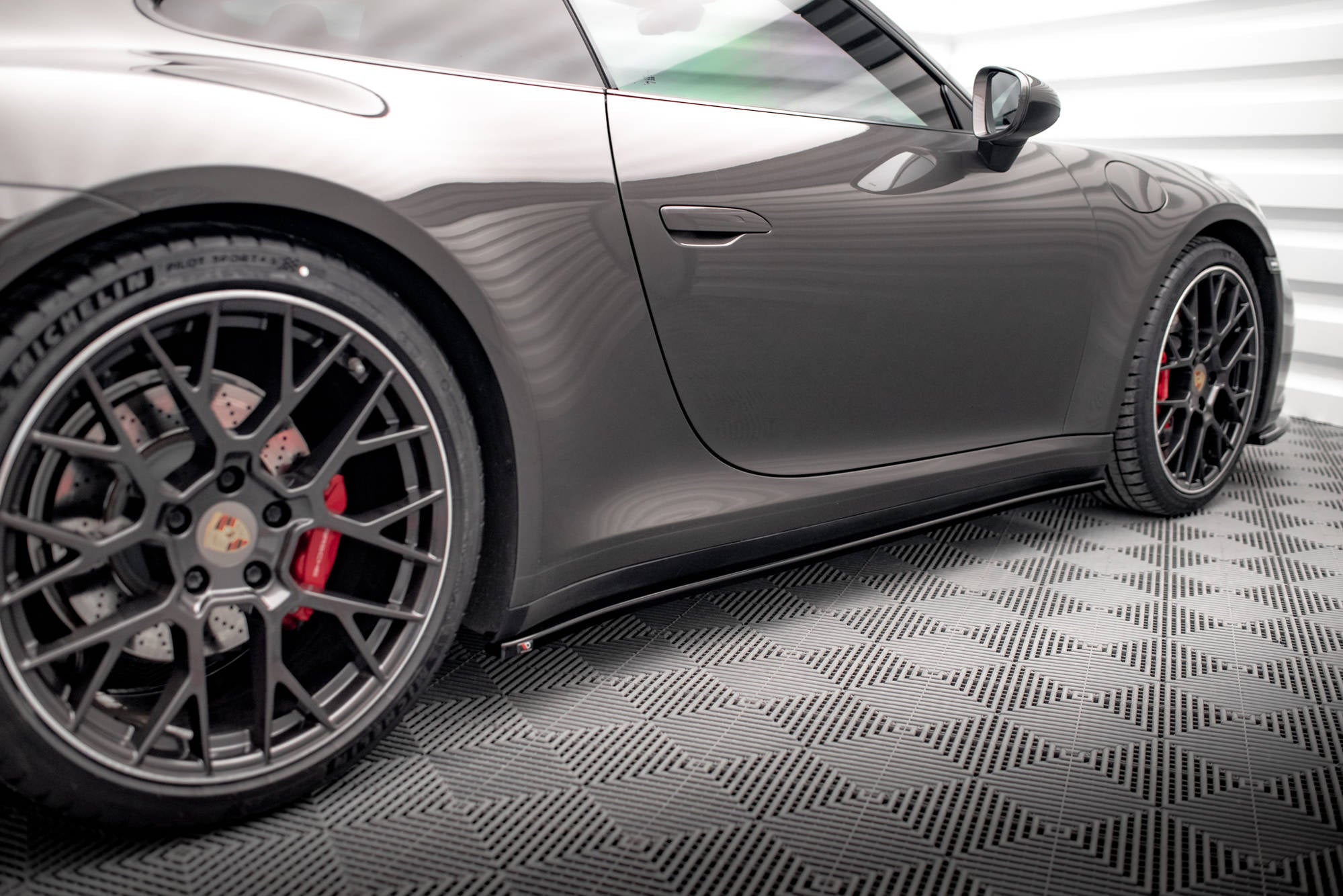 Maxton Design Difusores de taloneras laterales para Porsche 911 Carrera 4S 992 - imagen 2
