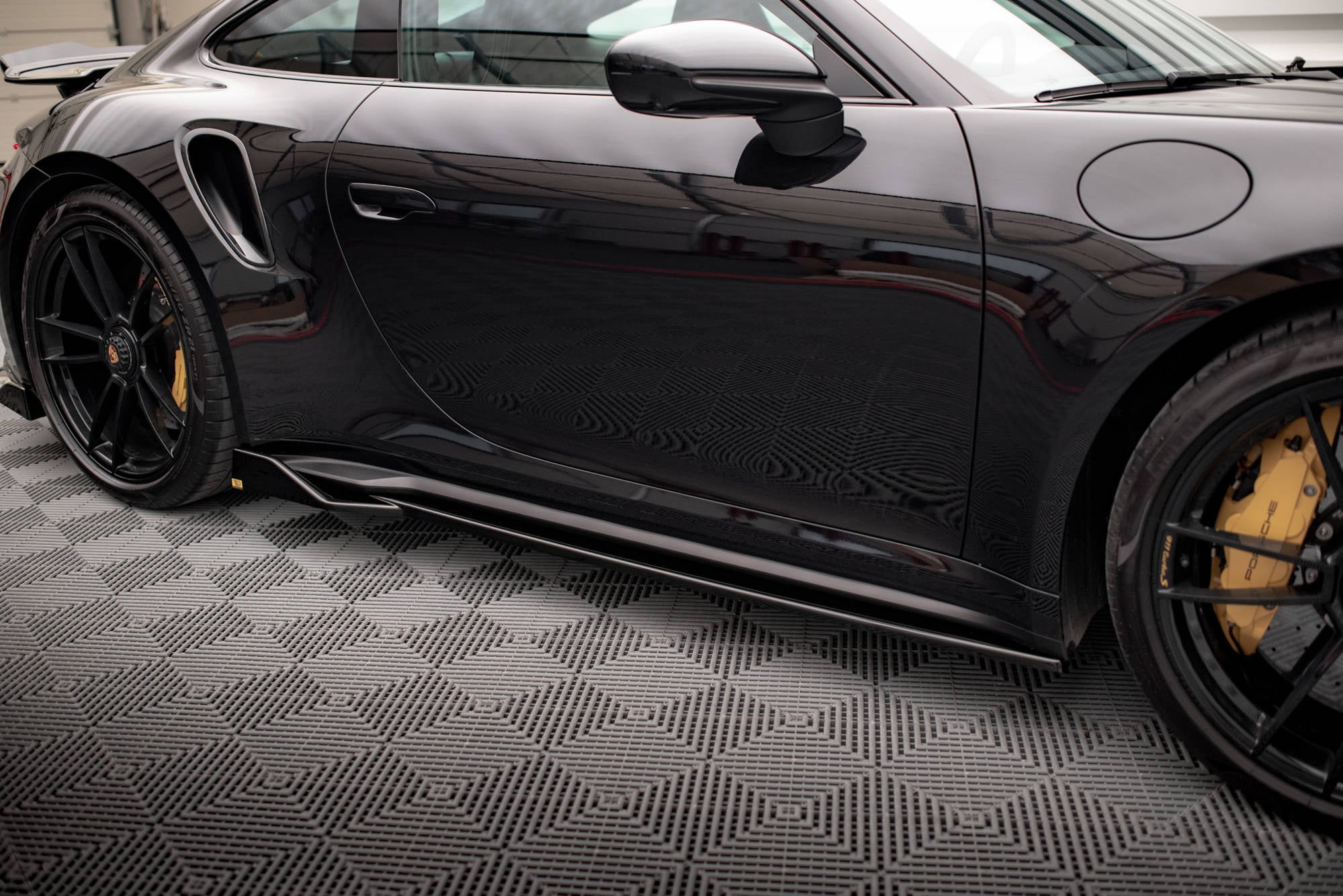 Maxton Design Difusores de taloneras laterales para Porsche 911 Turbo S Sport Package 992 - imagen 2