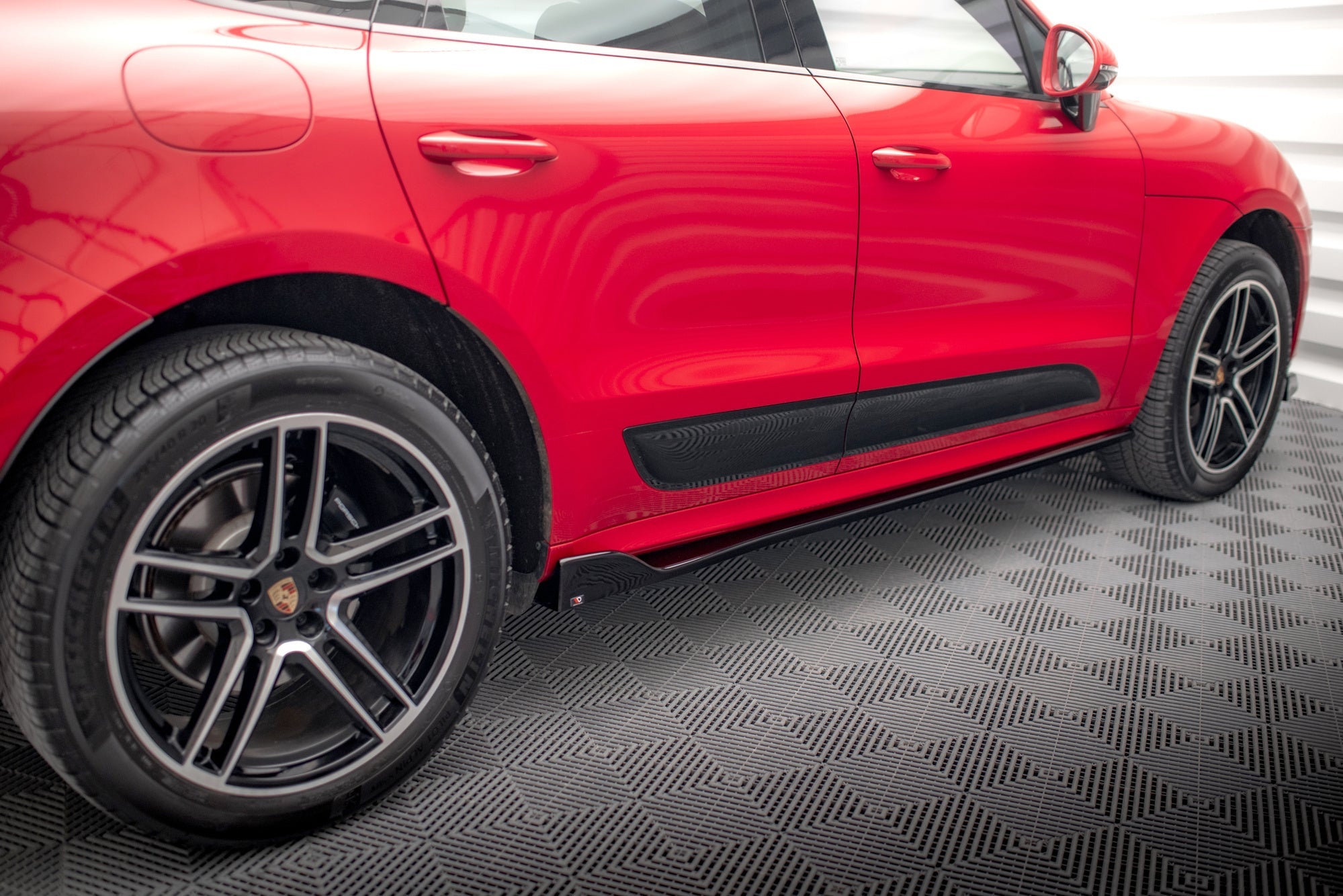 Maxton Design Difusores de taloneras laterales para Porsche Macan GTS / Sport Design Mk1 - imagen 2