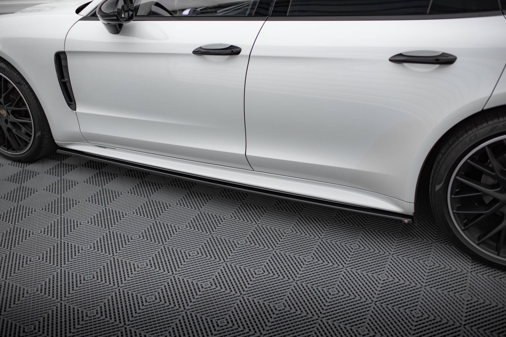 Maxton Design Difusores de taloneras laterales para Porsche Panamera GTS 971 - imagen 3