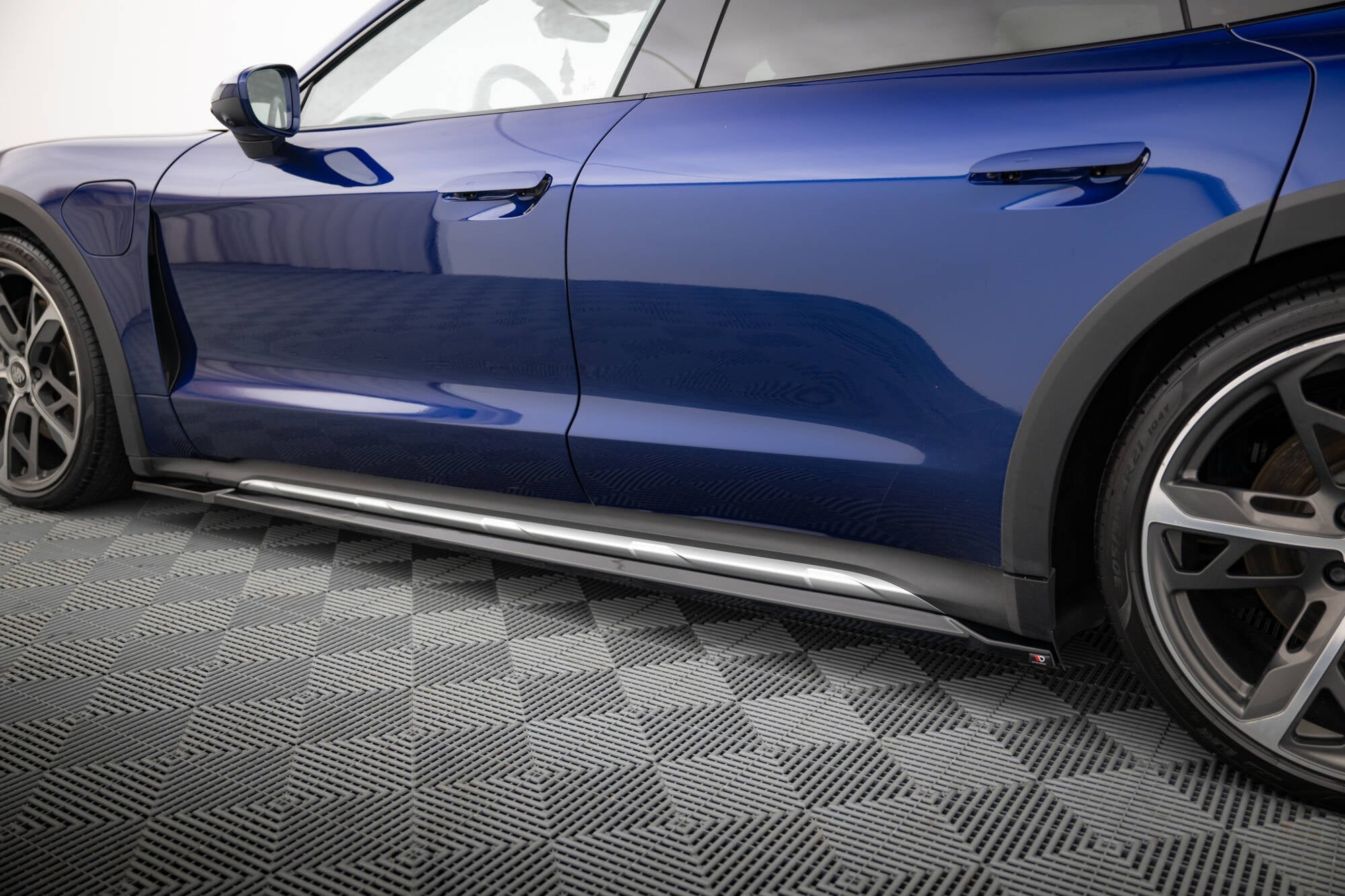 Maxton Design Difusores de taloneras laterales para Porsche Taycan Cross Turismo 4S - imagen 3