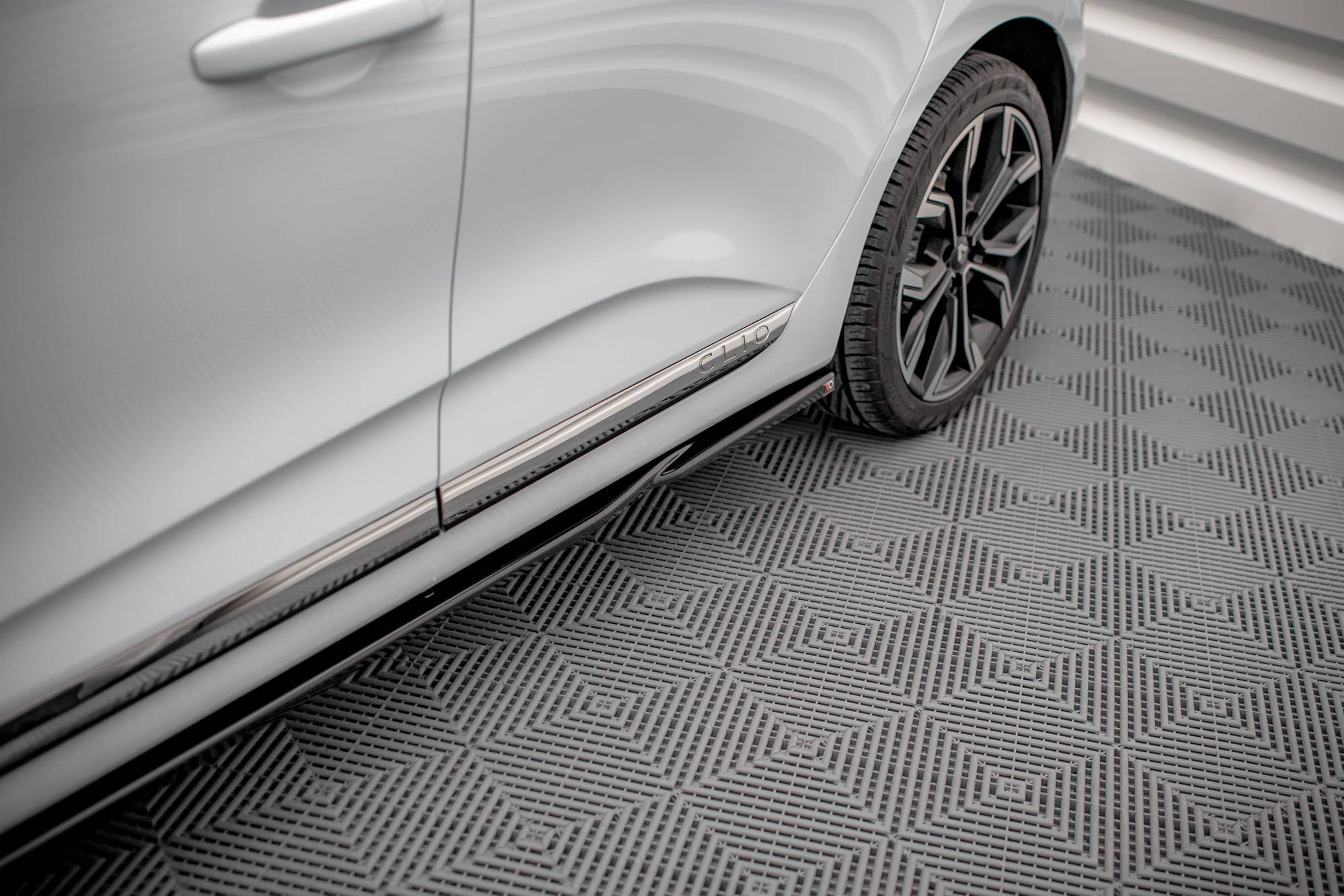 Maxton Design Difusores de taloneras laterales para Renault Clio Mk5 - imagen 1