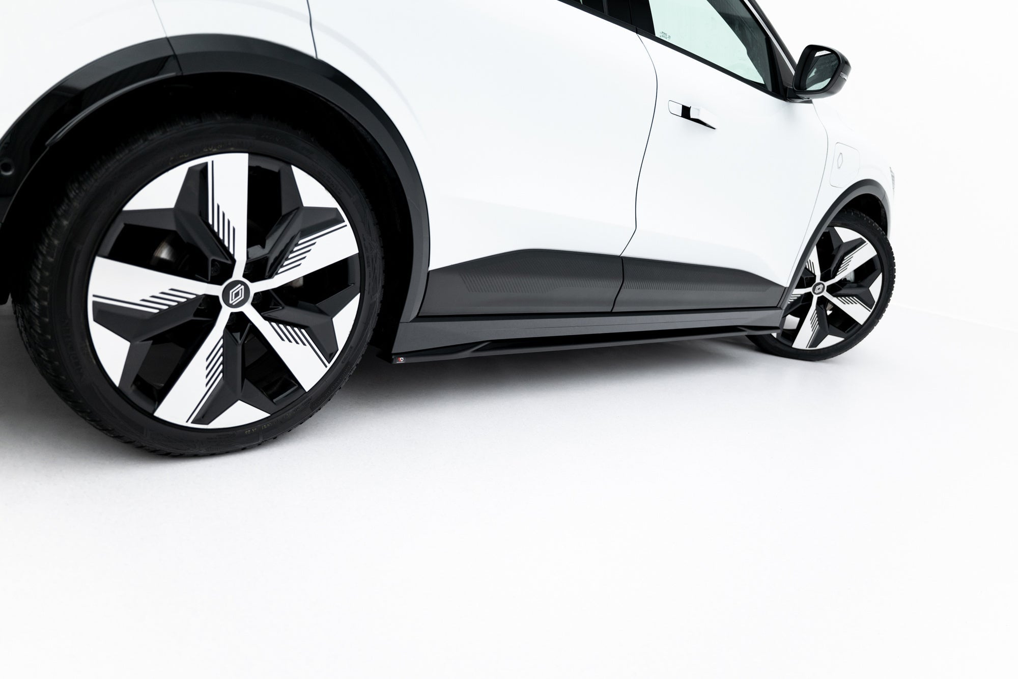 Maxton Design Difusores de taloneras laterales para Renault Megane E-Tech Electric Mk1 - imagen 3