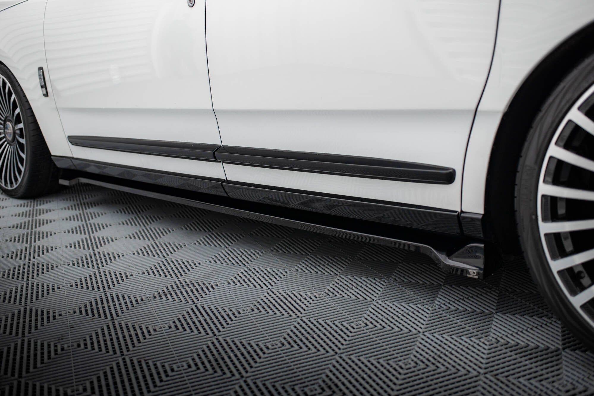 Maxton Design Difusores de taloneras laterales para Rolls Royce Cullinan - imagen 3
