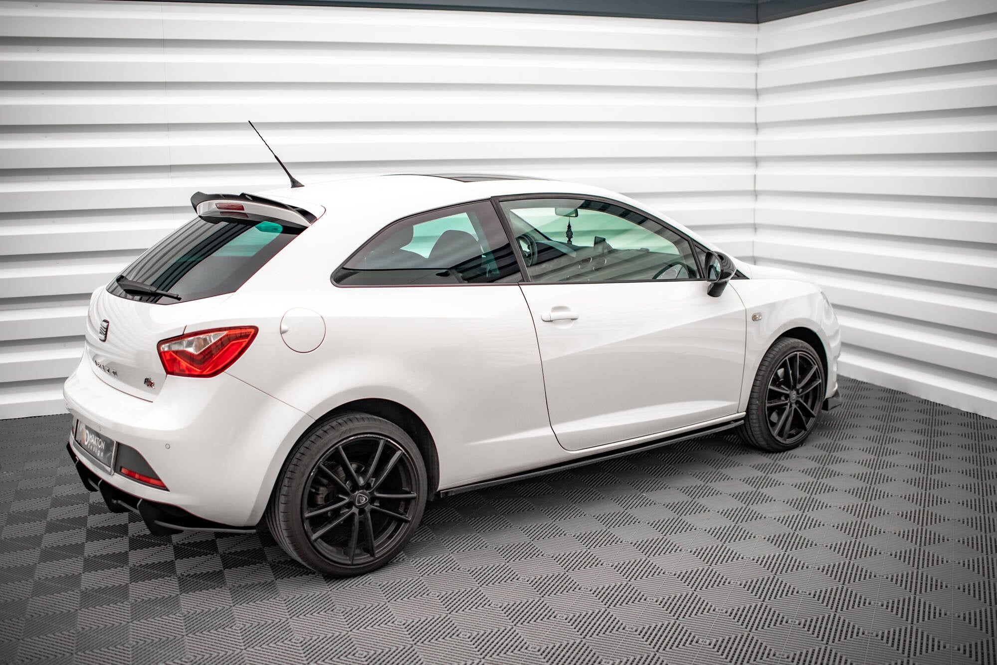 Maxton Design Difusores de taloneras laterales para Seat Ibiza FR SC Mk4 Facelift - imagen 2