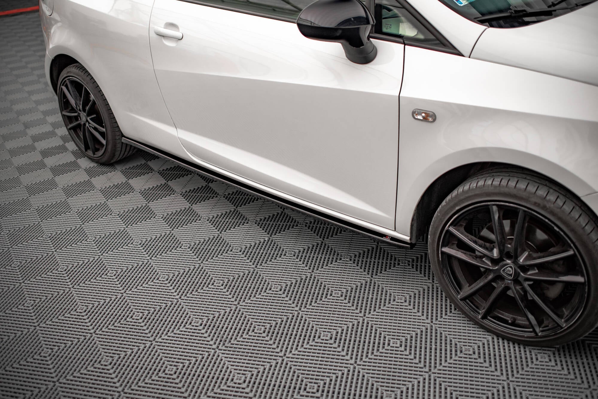 Maxton Design Difusores de taloneras laterales para Seat Ibiza FR SC Mk4 Facelift - imagen 3