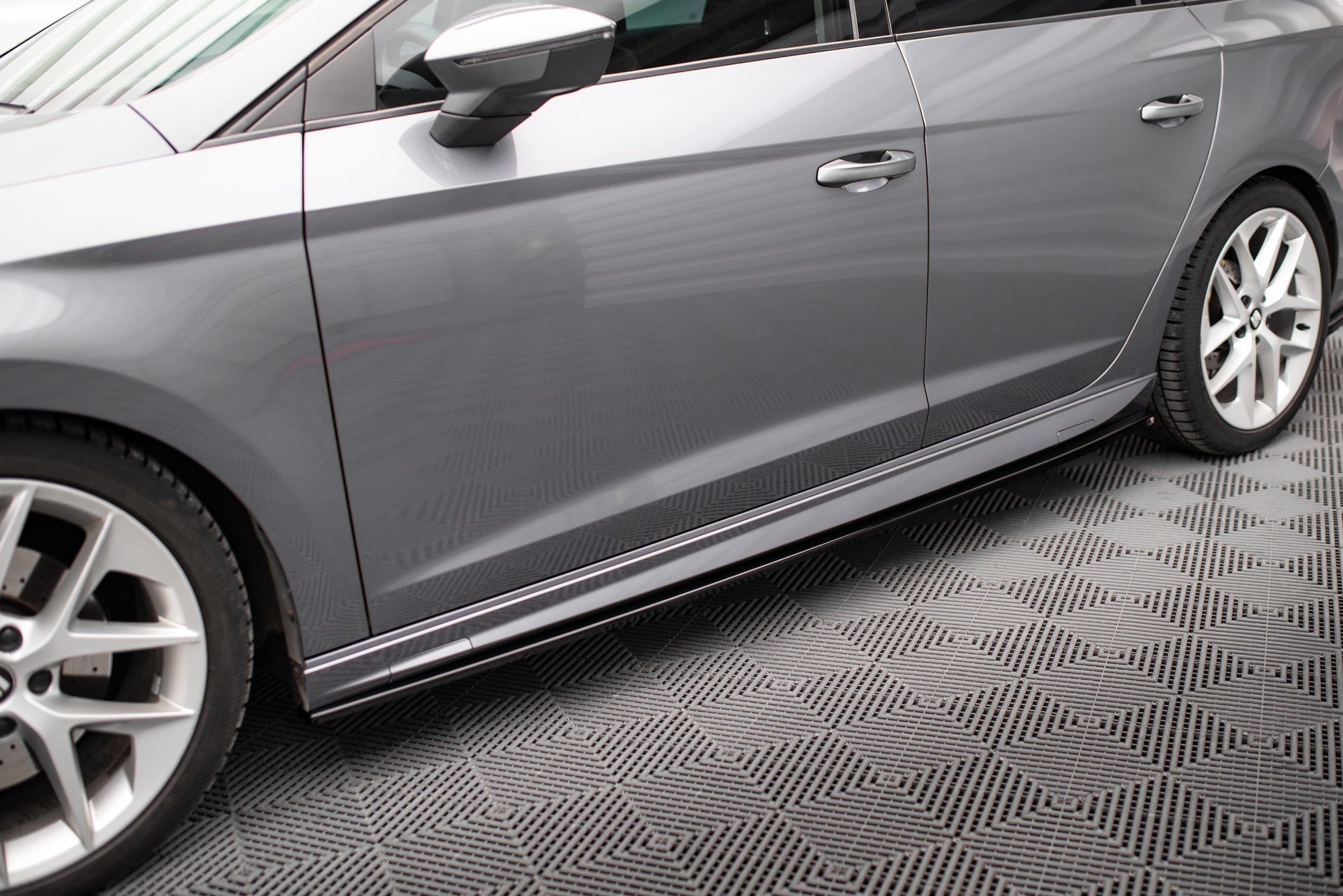 Maxton Design Difusores de taloneras laterales para Seat Leon Cupra / FR / Standard Aero Mk3 / Mk3 Facelift - imagen 1