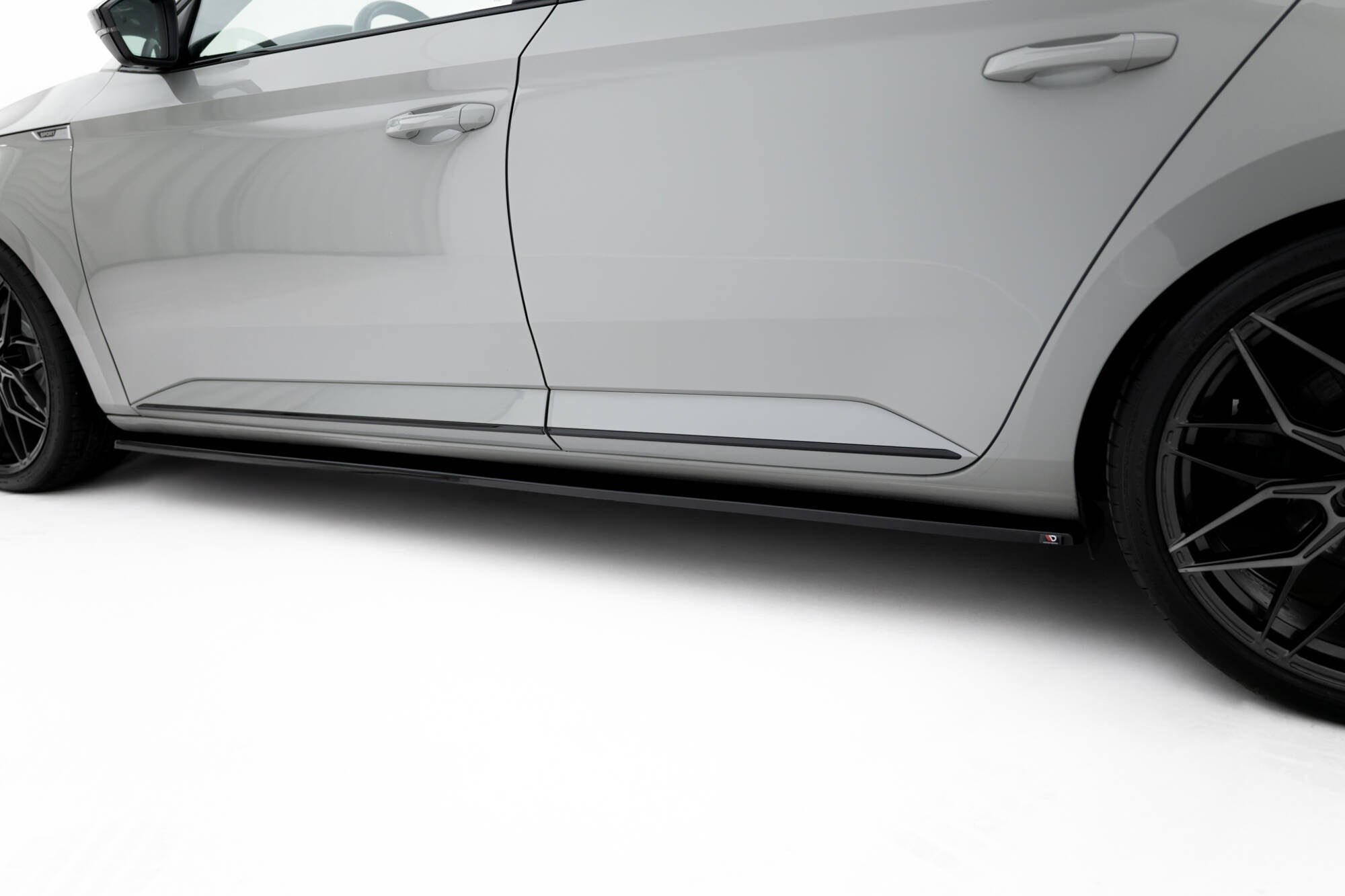 Maxton Design Difusores de taloneras laterales para Skoda Superb Liftback / Combi Mk3 - imagen 3