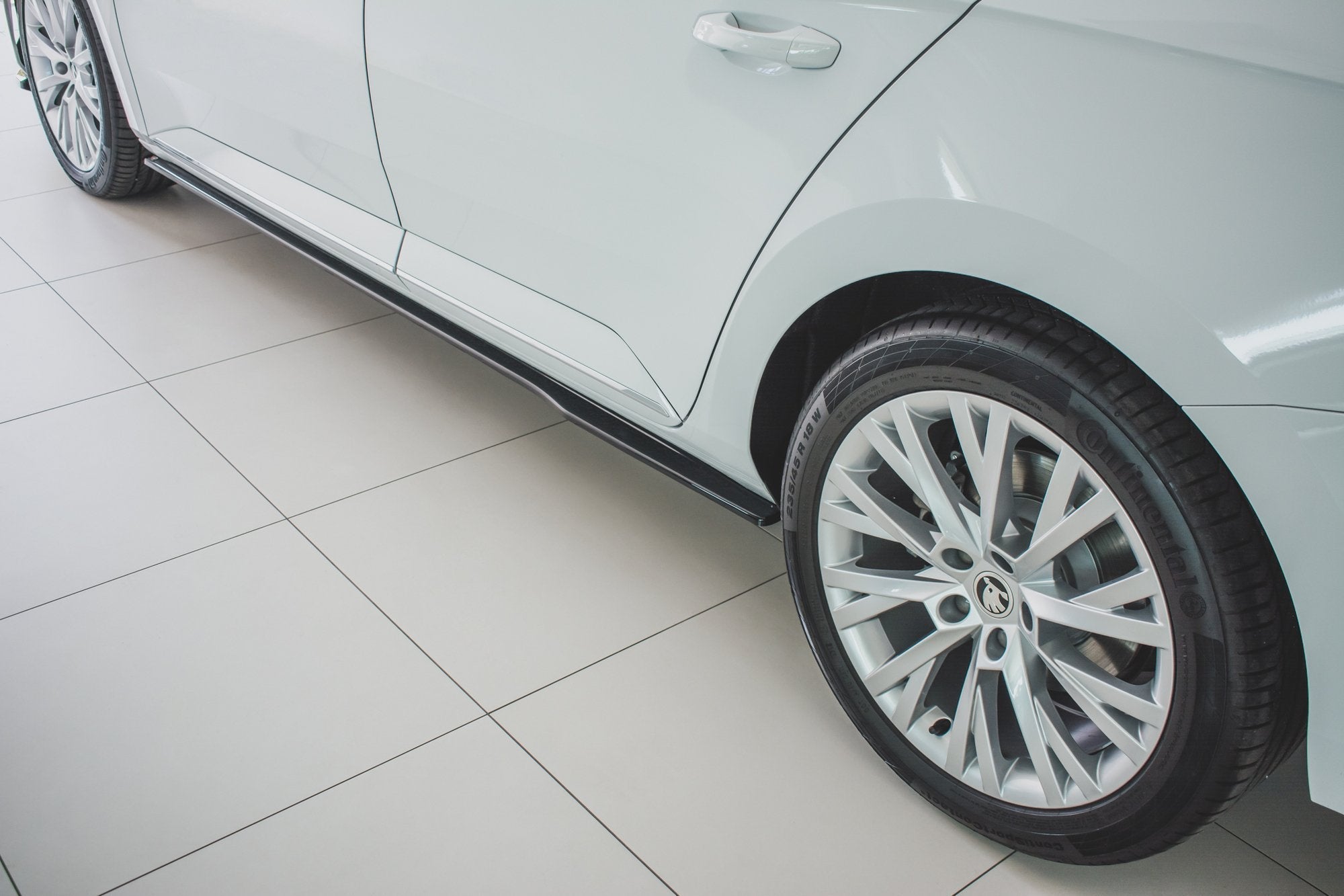 Maxton Design Difusores de taloneras laterales para Skoda Superb Liftback / Combi Mk3 Facelift - imagen 2
