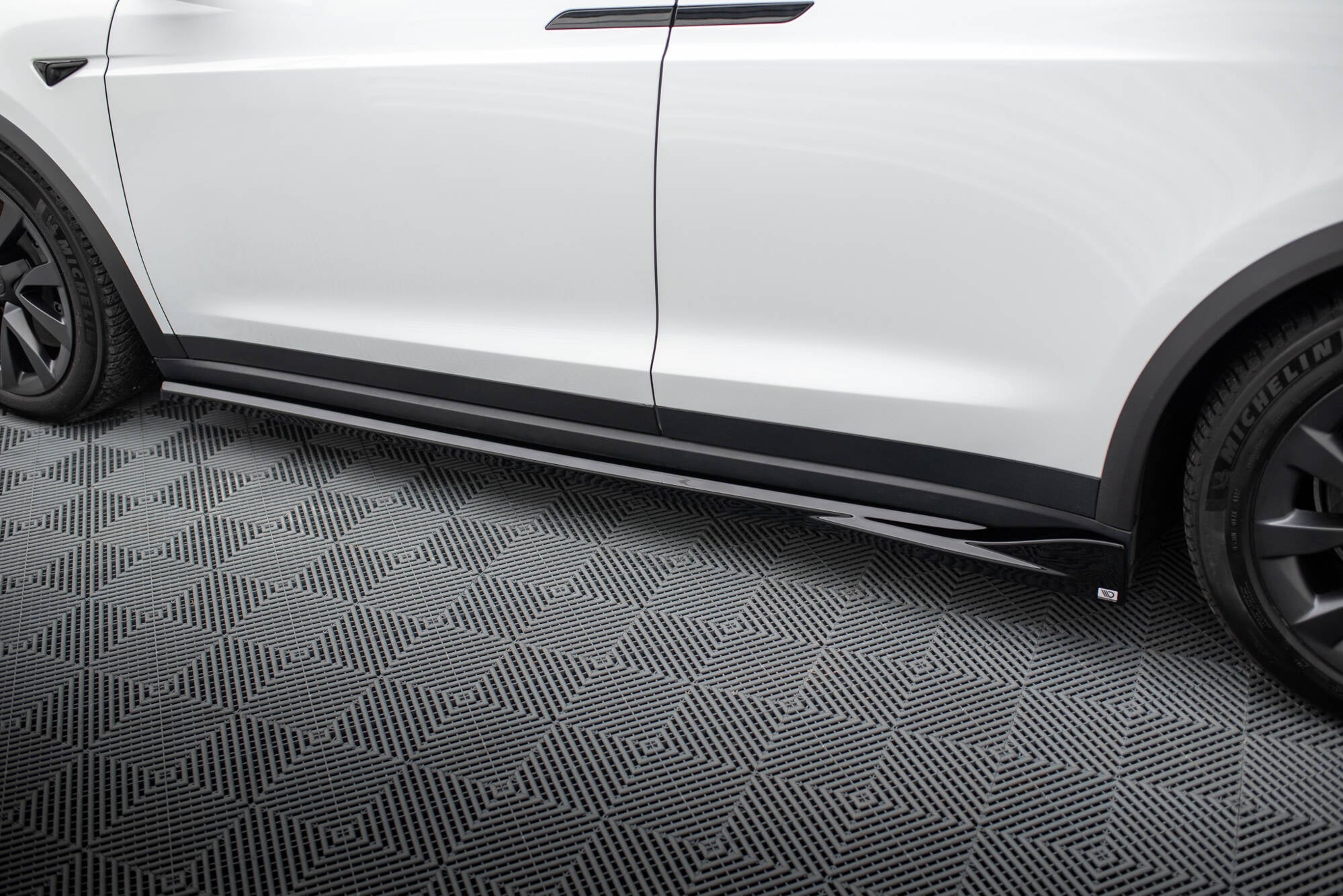Maxton Design Difusores de taloneras laterales para Tesla Model X Mk1 Facelift - imagen 3
