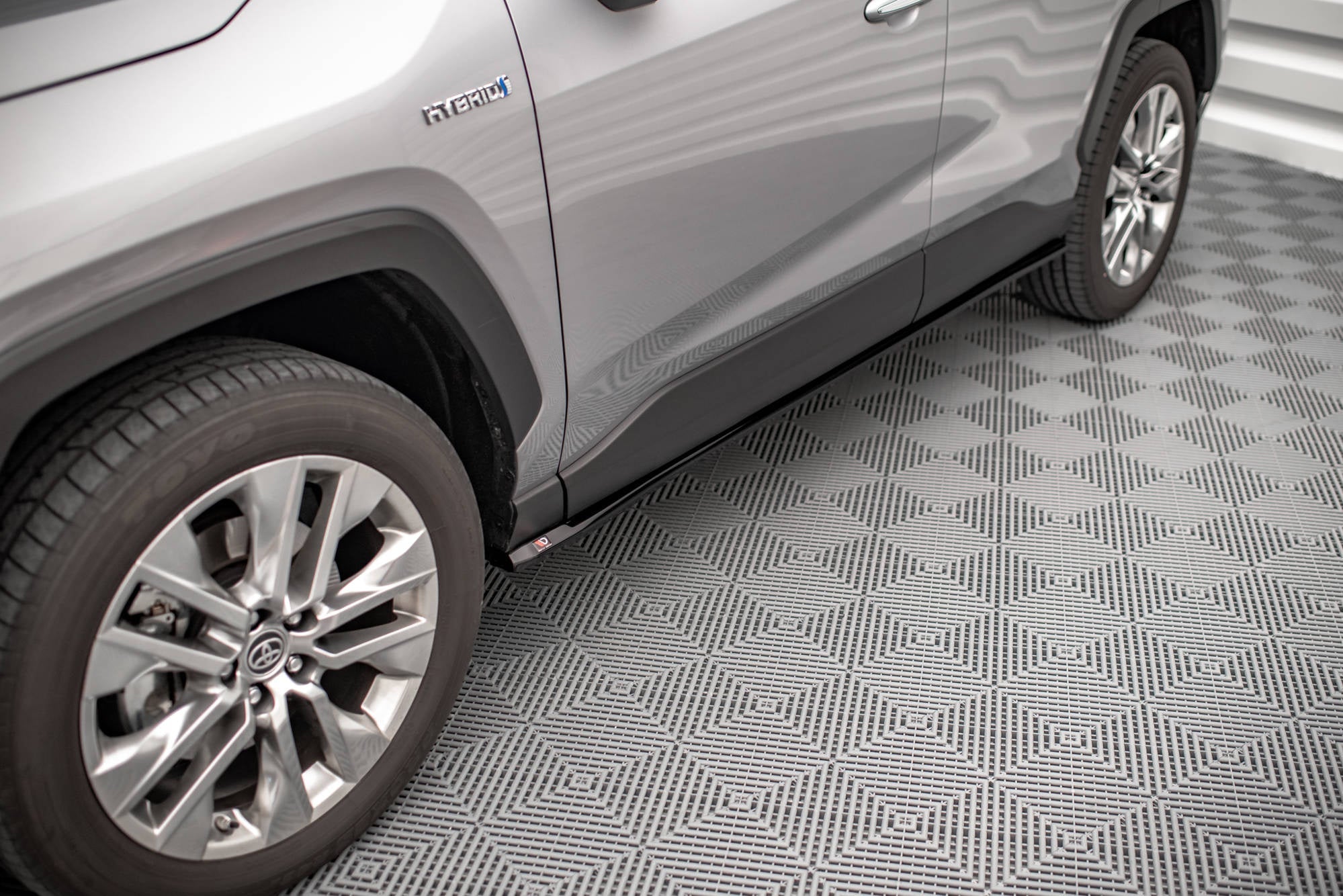 Maxton Design Difusores de taloneras laterales para Toyota RAV4 Mk5 - imagen 1