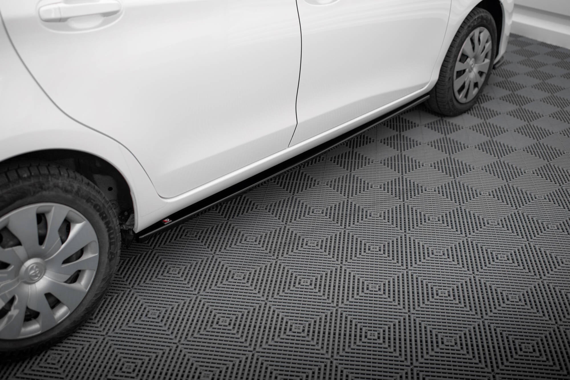 Maxton Design Difusores de taloneras laterales para Toyota Yaris Mk3 Facelift - imagen 2